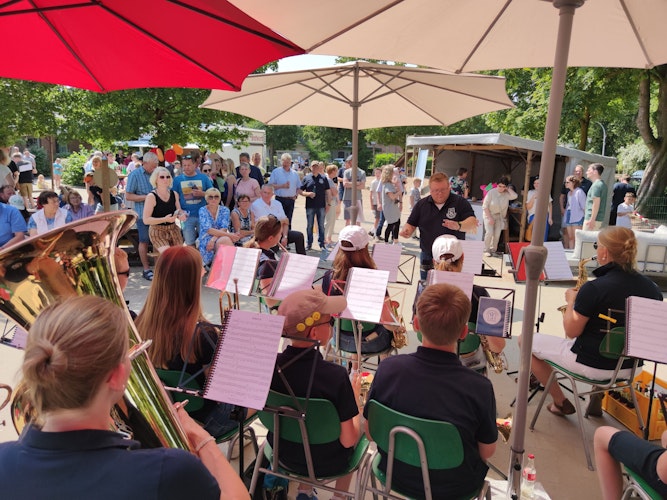Sommerkonzert: Unter der Leitung von Kris Tylor spielt das Jugendkolpingorchester beim Fest der St. Antoniusschule. Foto: Röttgers