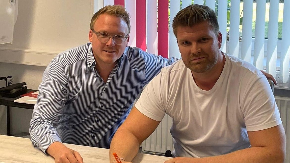 Vertrag unterschrieben: Der 33-jährige Michael Schröder (rechts) spielt künftig für den Handballoberligisten TV Cloppenburg. Sehr zur Freude des sportlichen Leiters, Maik Niehaus. Foto: TVC