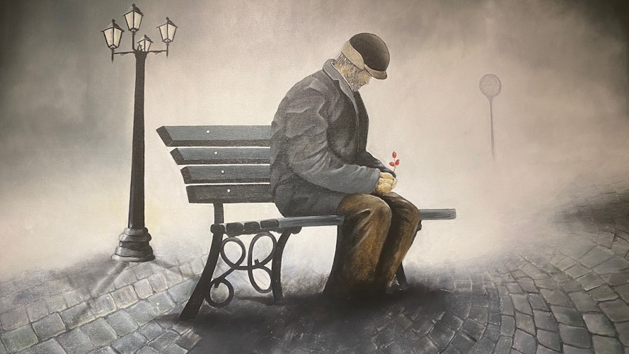 Lässt Raum für Interpretation: Der einsame Mann mit einer roten Rose auf der Bank am Bahnhof. Foto: Wimberg