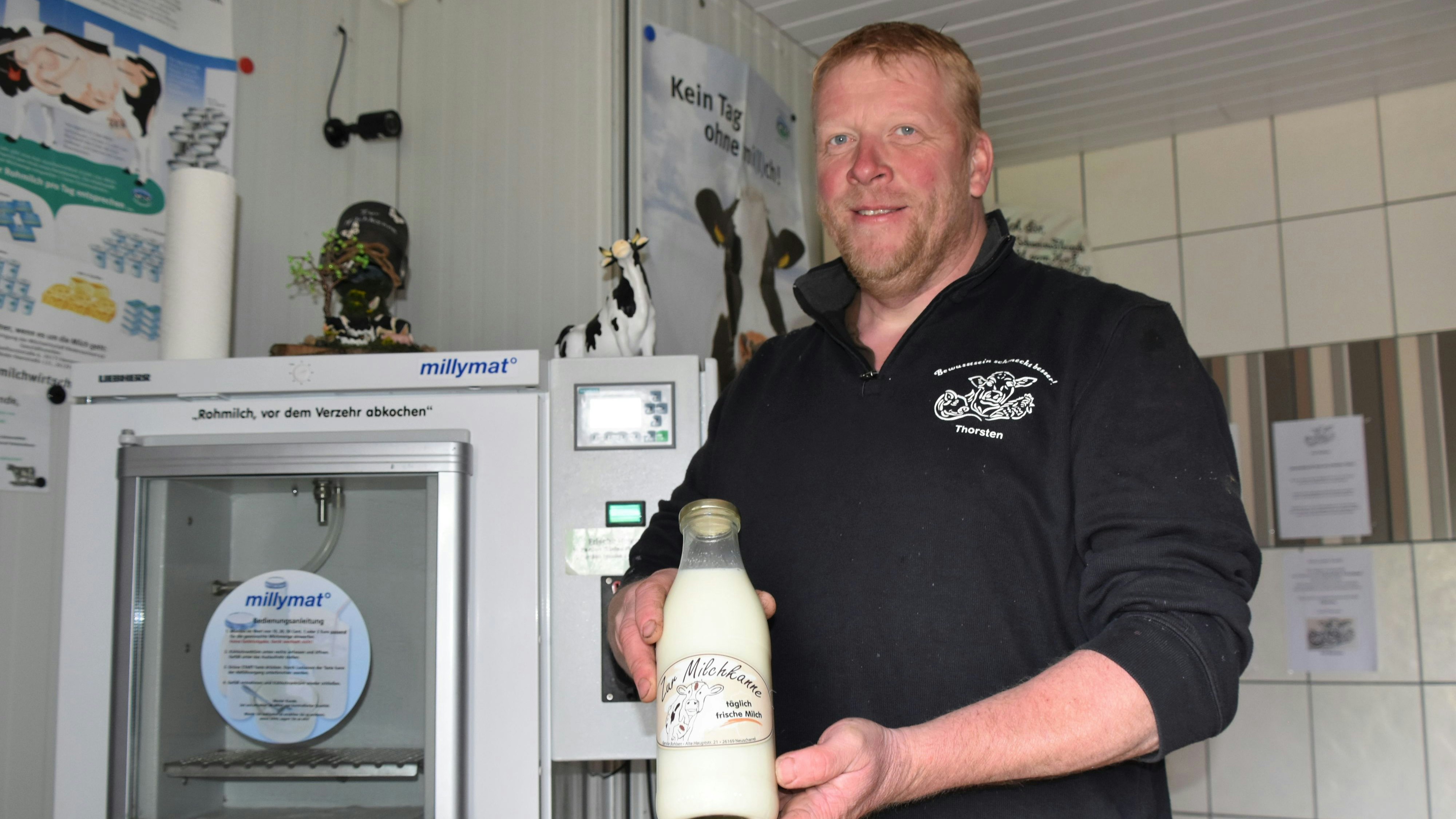 Kein Tag ohne Milch: Thorsten Bohlsen hat seit 7 Jahren einen Frischmilch-Automaten in seinem Hofladen. Foto: Hahn