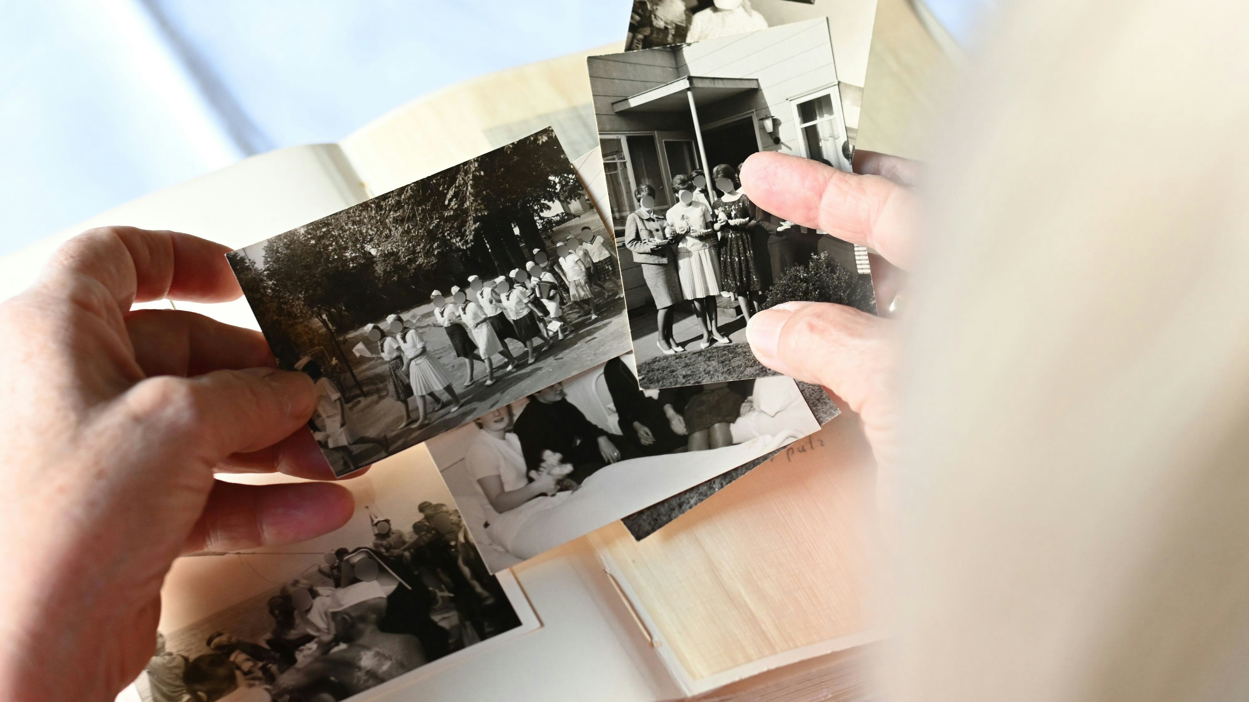 Gute und schlechte Erinnerungen: Agathe hat das Fotoalbum aus ihrer Zeit in Niendorf aufgehoben. Foto: Vorwerk