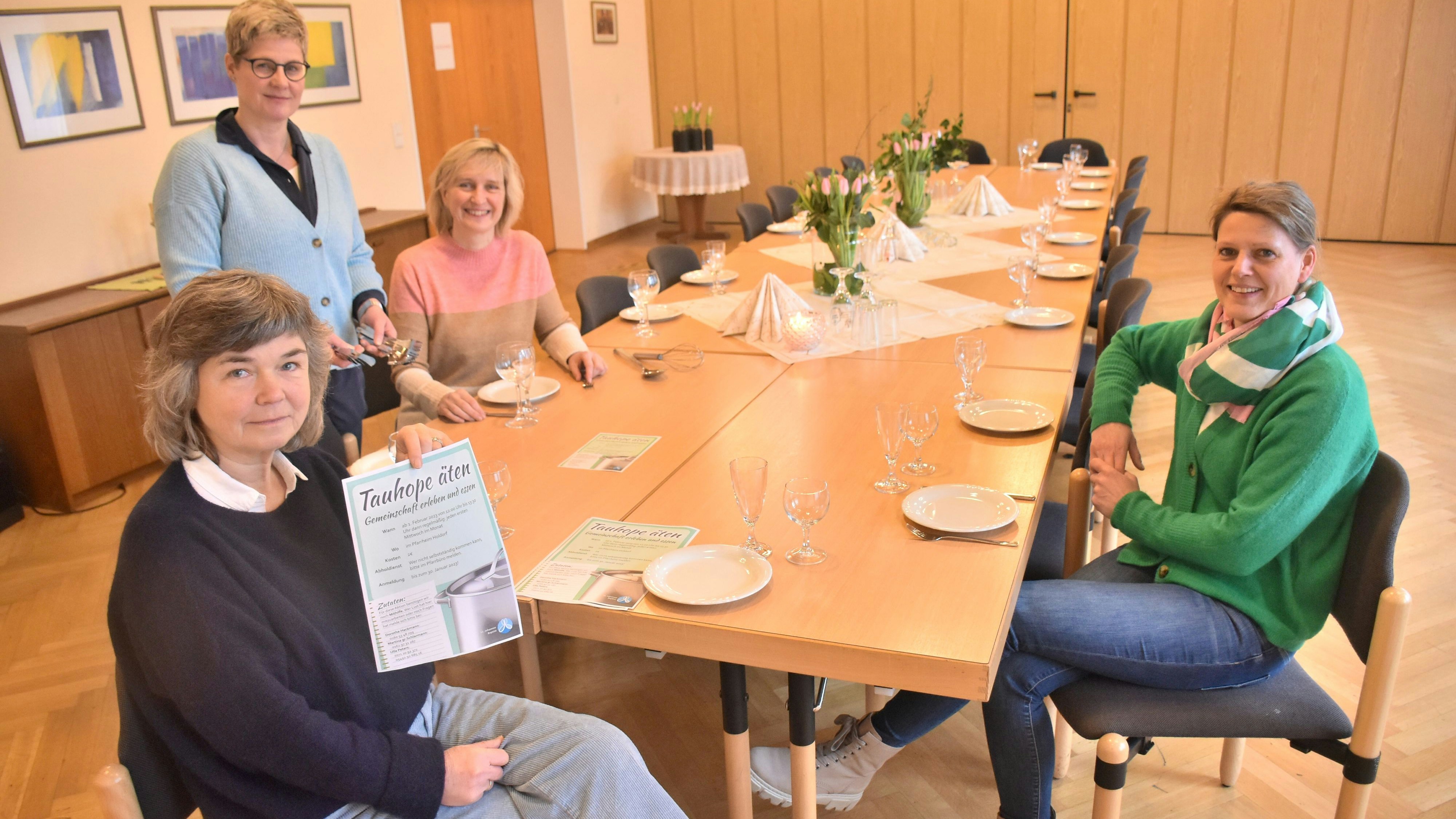 Laden zum gemeinsamen Mittagessen ein: (von links) Ulla Peters, Cornelia Emken, Martina gr. Schlarmann und Dorothe Hackmann. Foto: Böckmann