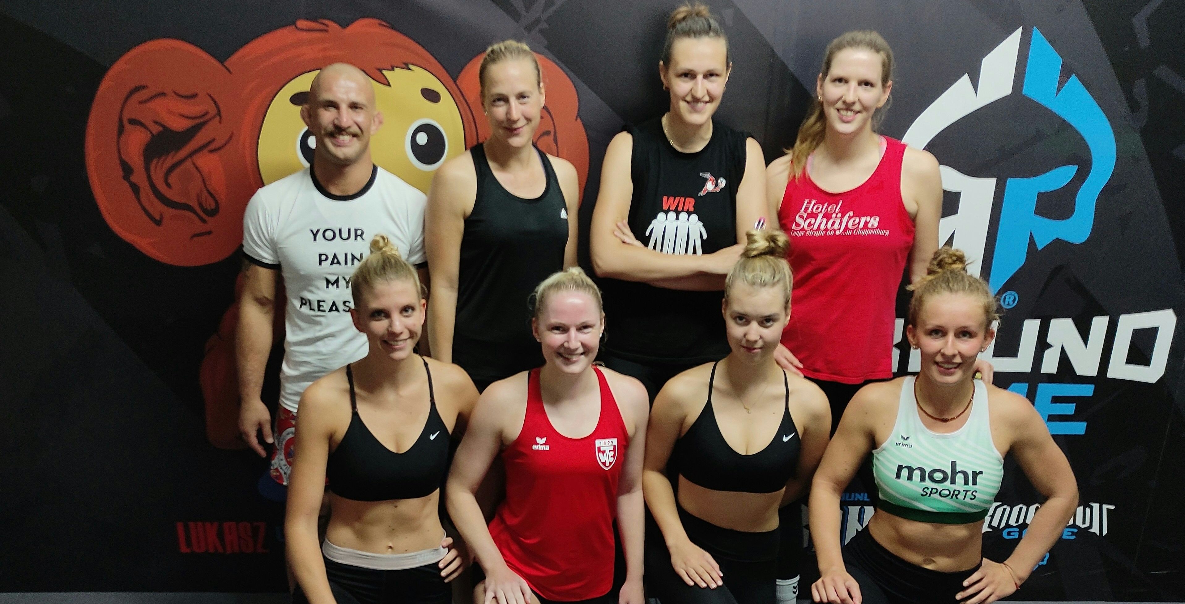 Fit dank MMA: Der Kampfsporttrainer Luskasz Zielonka (oben links)&nbsp; arbeitete hart mit den Volleyballfrauen des TV Cloppenburg. Foto: Ambar Akademie