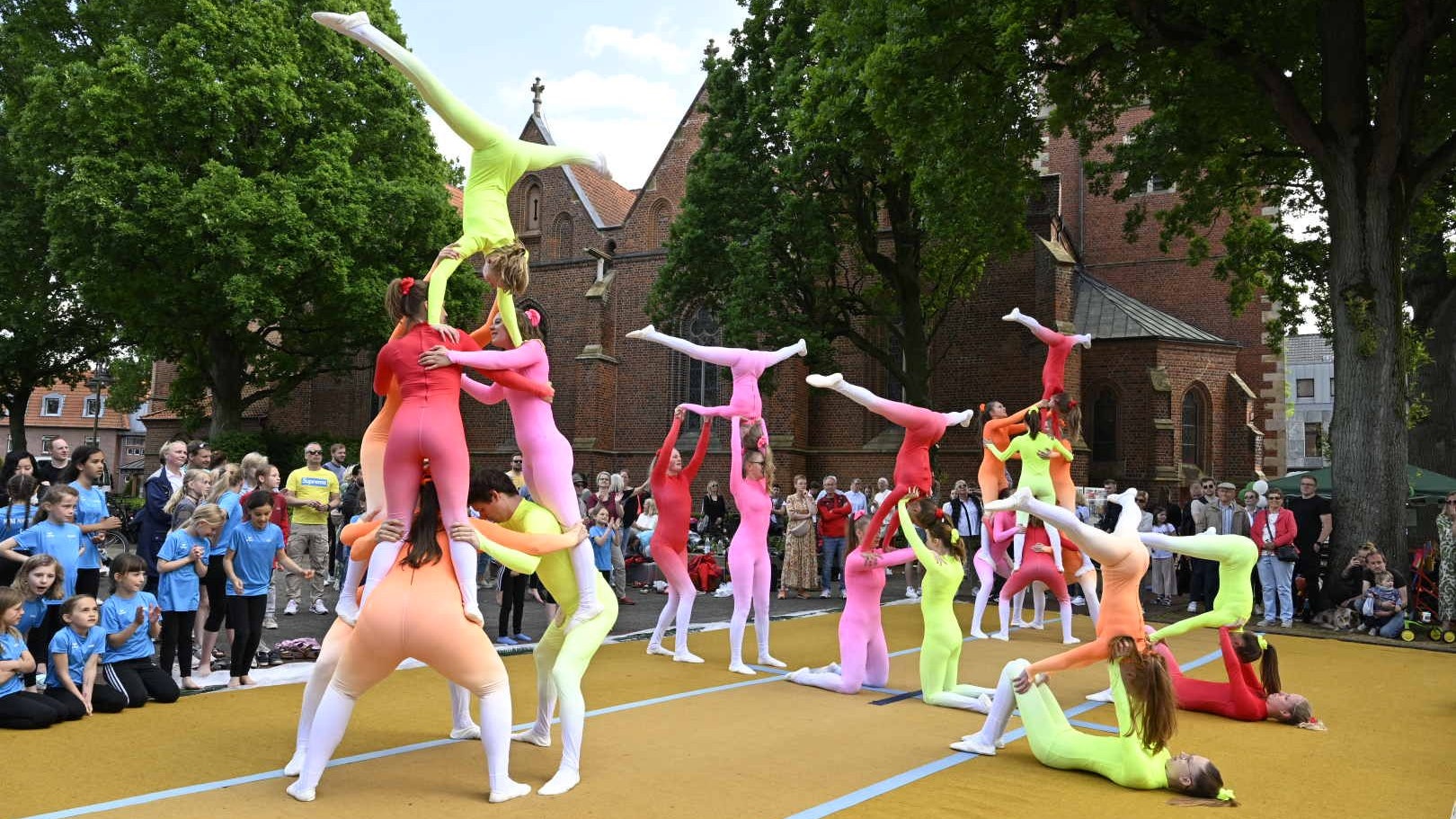 Die Formation der Akrobatik-Gruppe In Motion präsentierte vor der Propstei ihr Können. Die Besucher staunten. Foto: M. Niehues