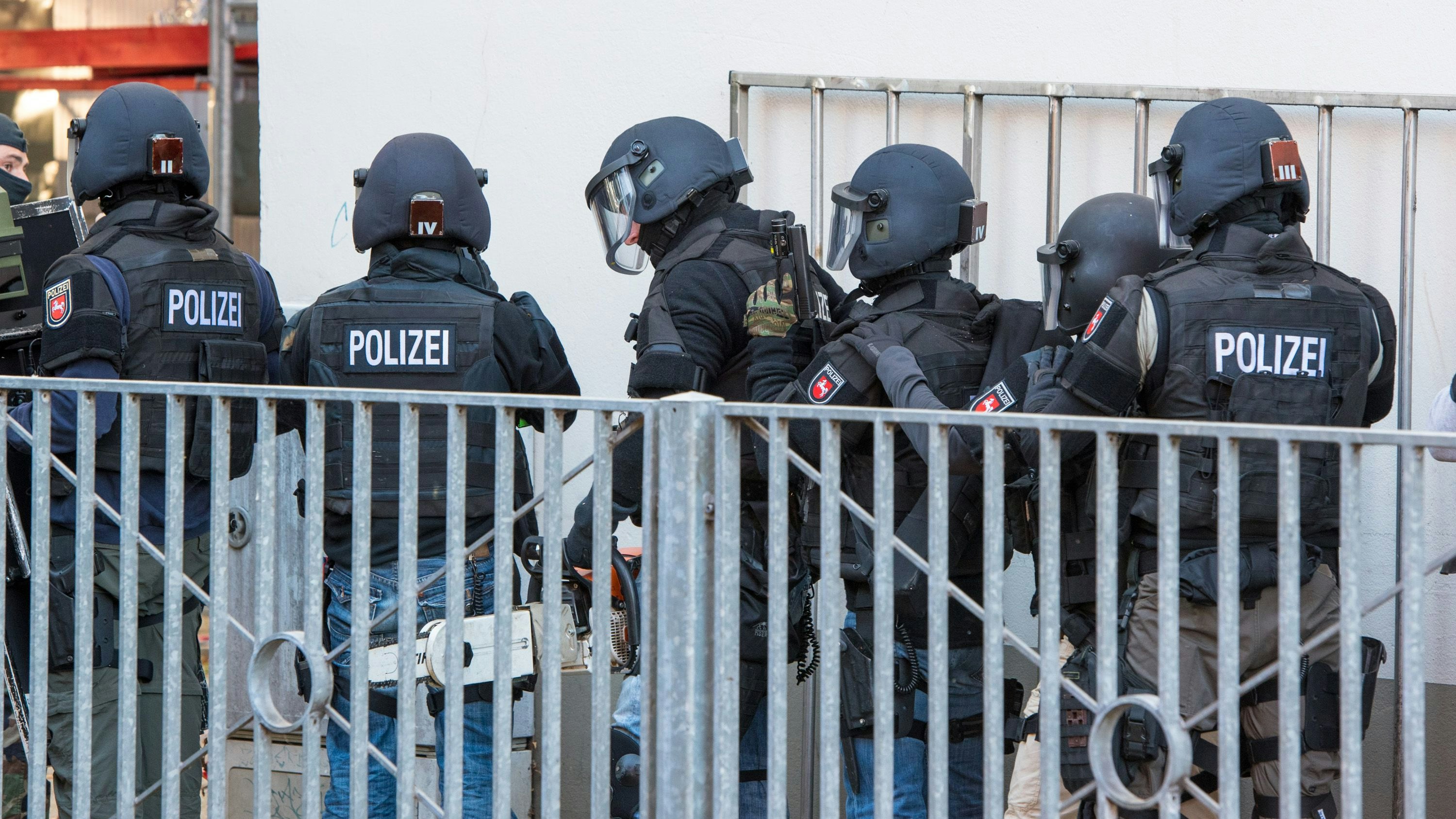 Schwer ausgestattete Spezialeinsatzkräfte der Polizei in Vechta im Einsatz. Archivfoto: M. Niehues