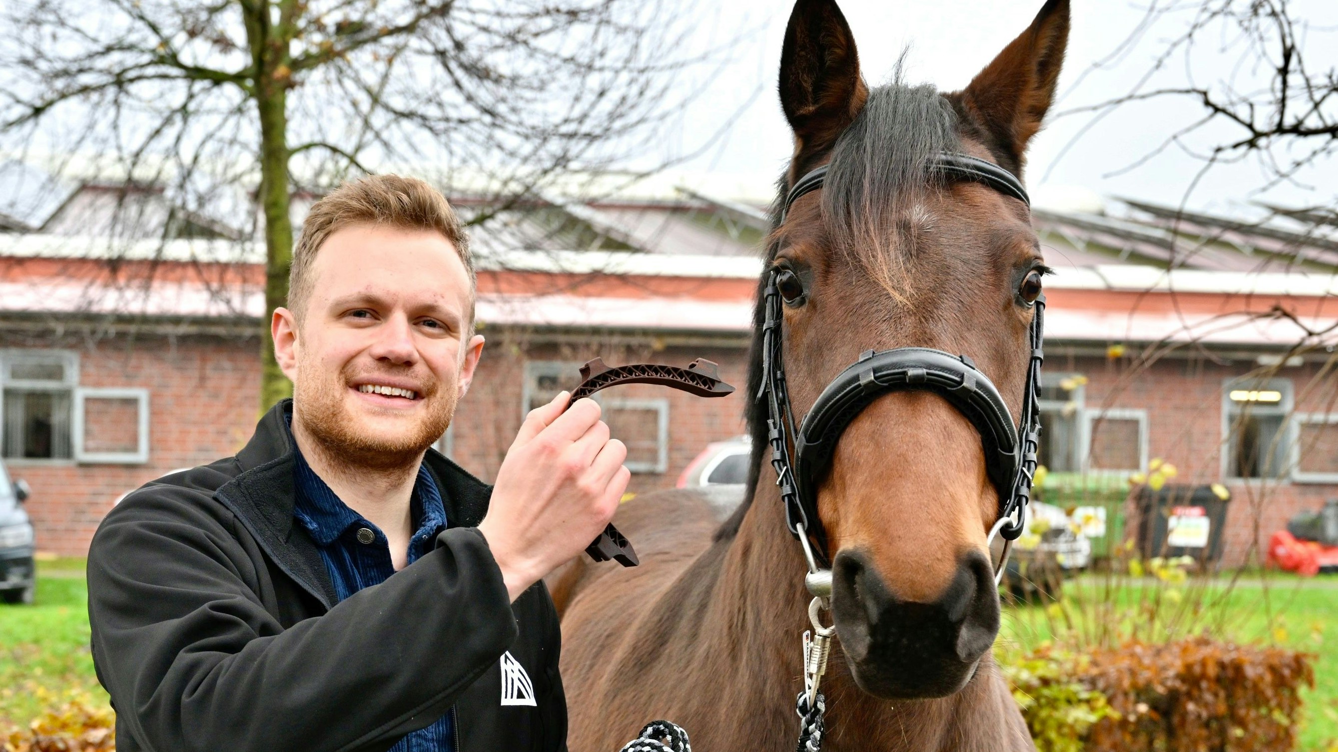 Das Nasenriemenpolster beim Pferd ist bereits angelegt. Ein weiteres Muster hält Mike Koene (links) in der Hand. Foto: M. Niehues