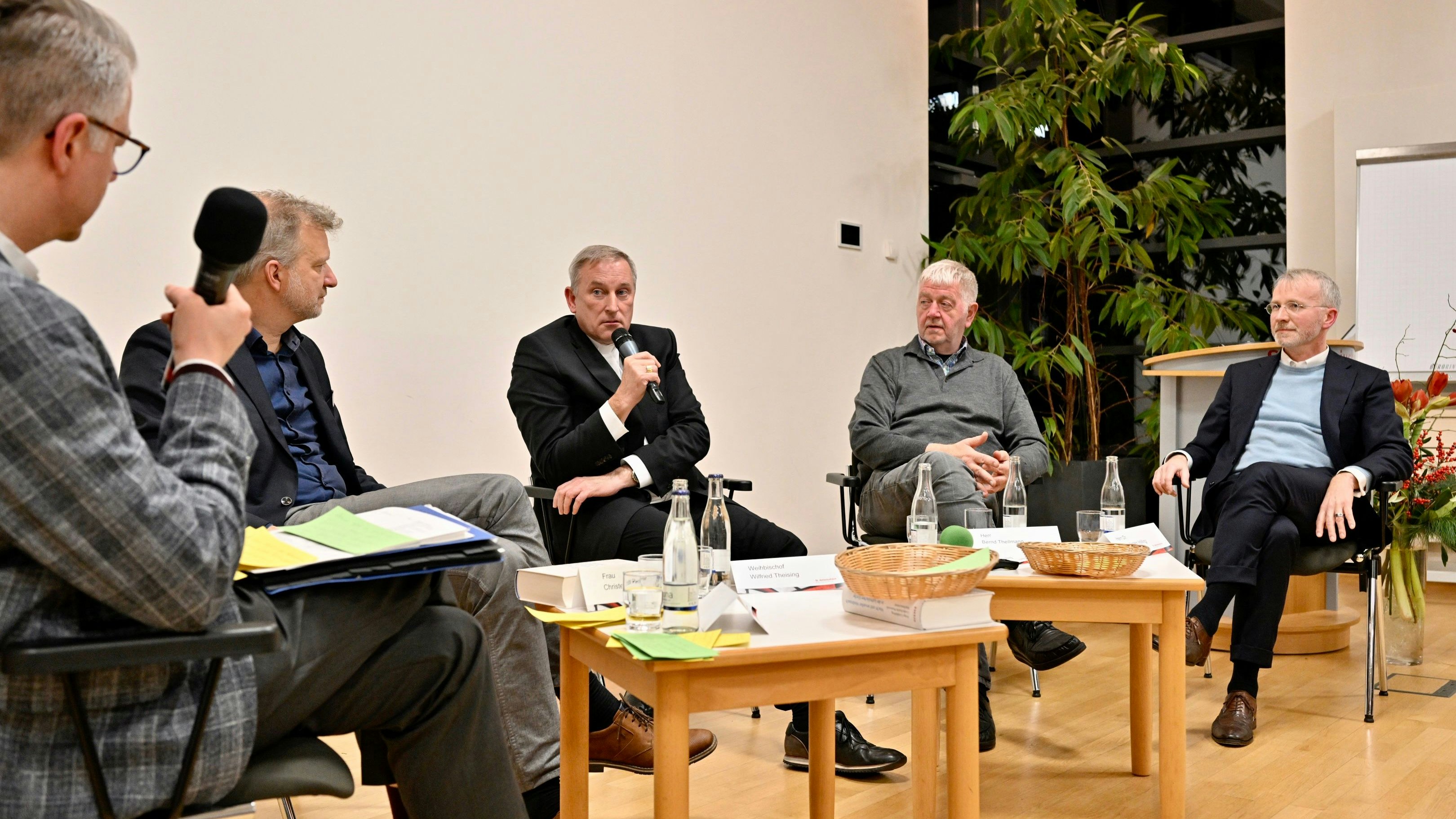 Diskutieren über Missbrauch: Dr. Marc Röbel (von links), Prof. Dr. Thomas Großbölting, Wilfried Theising, Bernd Theilmann und Dr. Hans Jürgen Hilling. Foto: M. Niehues