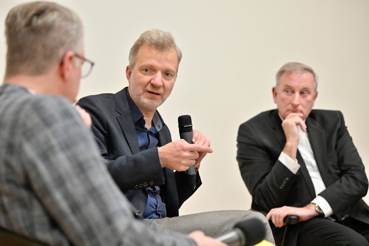 Interessante Diskussionsrunde: Hier Professor Dr. Thomas Großbölting zwischen Dr. Marc Röbel (links) und Wilfried Theising. Foto: M. Niehues