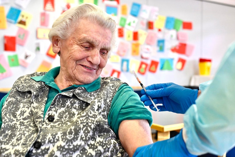 Freut sich auf die Impfung: Elisabeth Decker (92) in Damme. Foto: M. Niehues