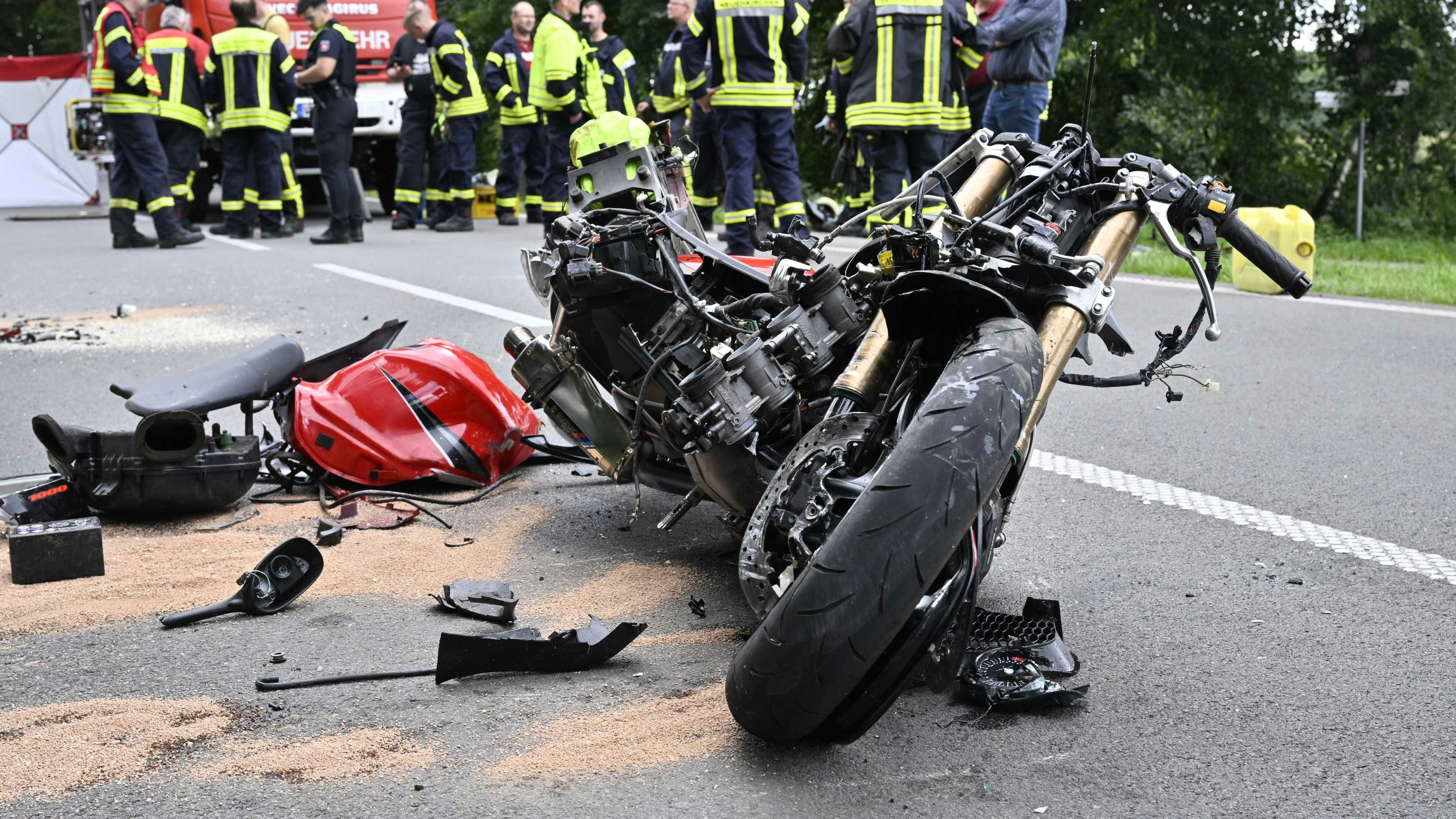 Das völlig zerstörte Motorrad an der Unfallstelle. Foto: M. Niehues