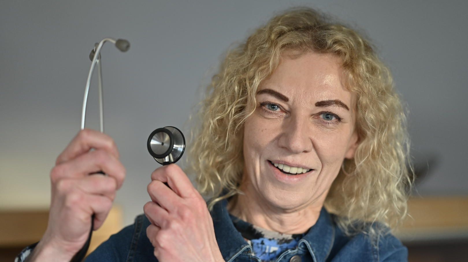 Das Stethoskop gehört zur Grundausstattung: Birgit Krzemien hat es im Einsatz stets dabei. Foto: M. Niehues