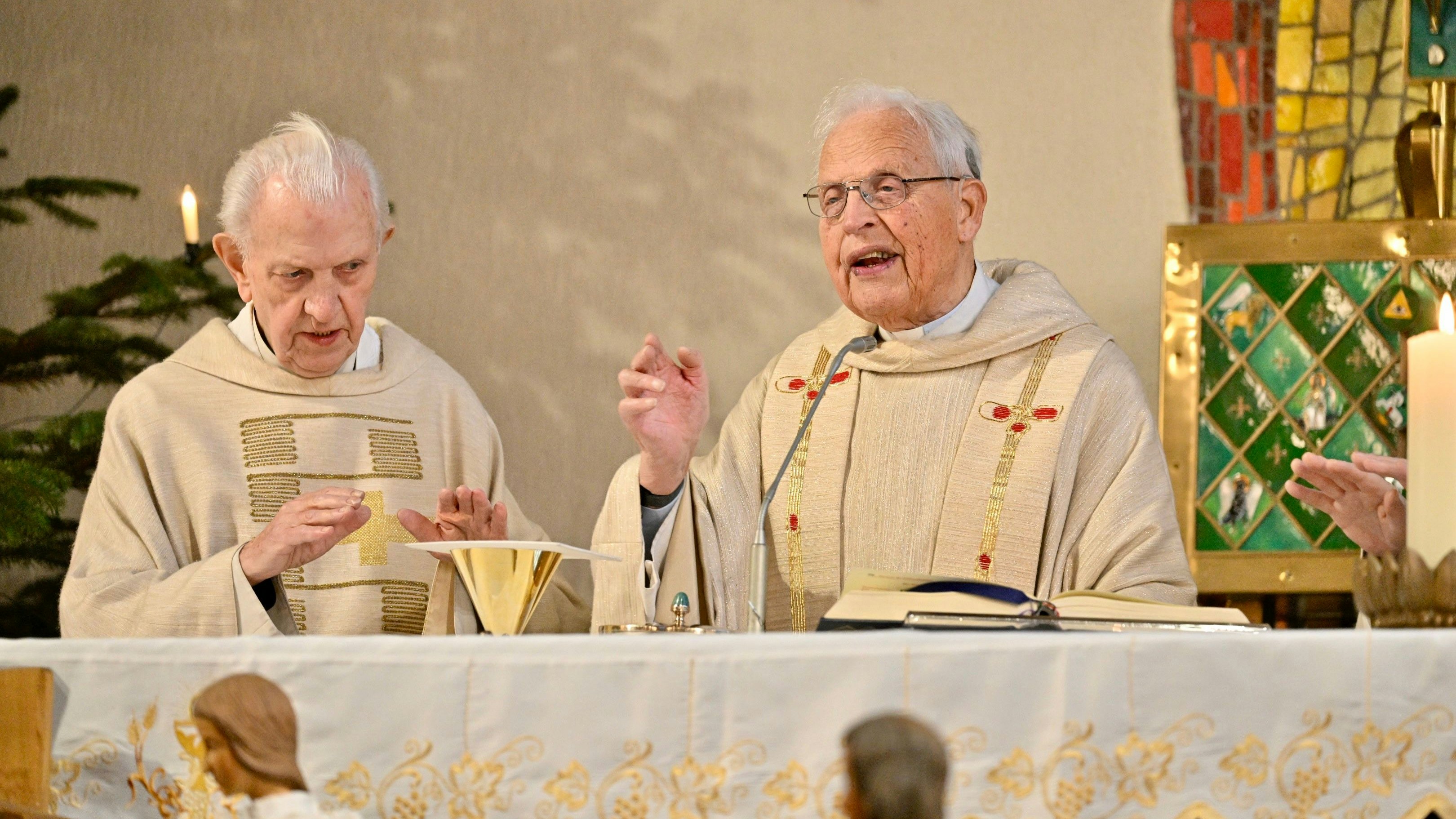 Seit Jahrzehnten eingespielt: Pfarrer Richard Büssing (von links) und der Jubilar, Professor Ralph Sauer. Foto: M. Niehues