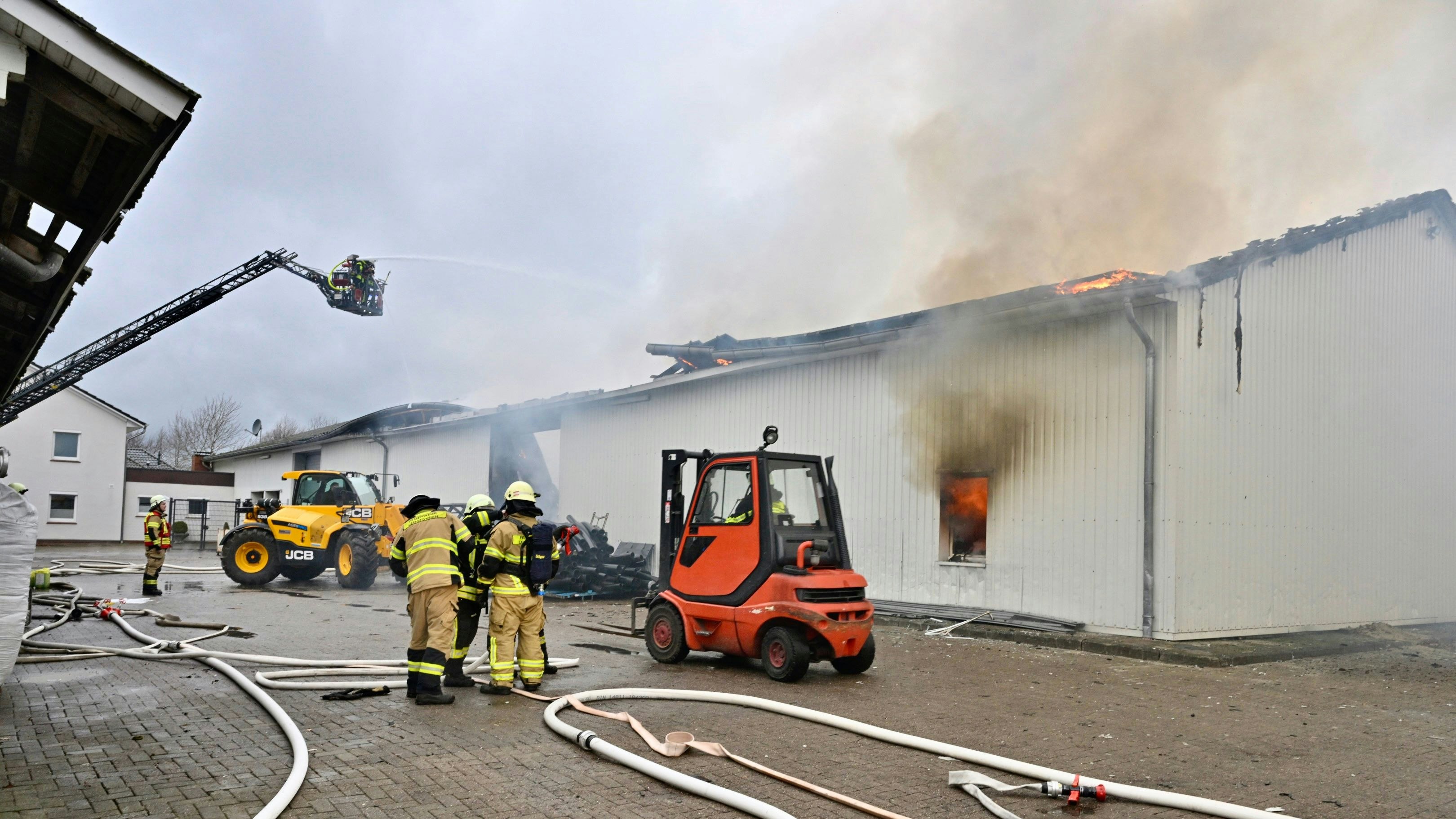 Über 300 Feuerwehrleute bekämpfen den Brand in Holtrup. Foto: M. Niehues