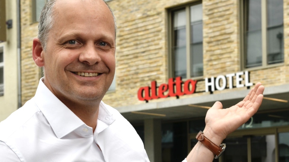 Willkommen: Geschäftsführer Hendrik Kröger aus Steinfeld vor dem neuen aletto. Foto: M. Niehues
