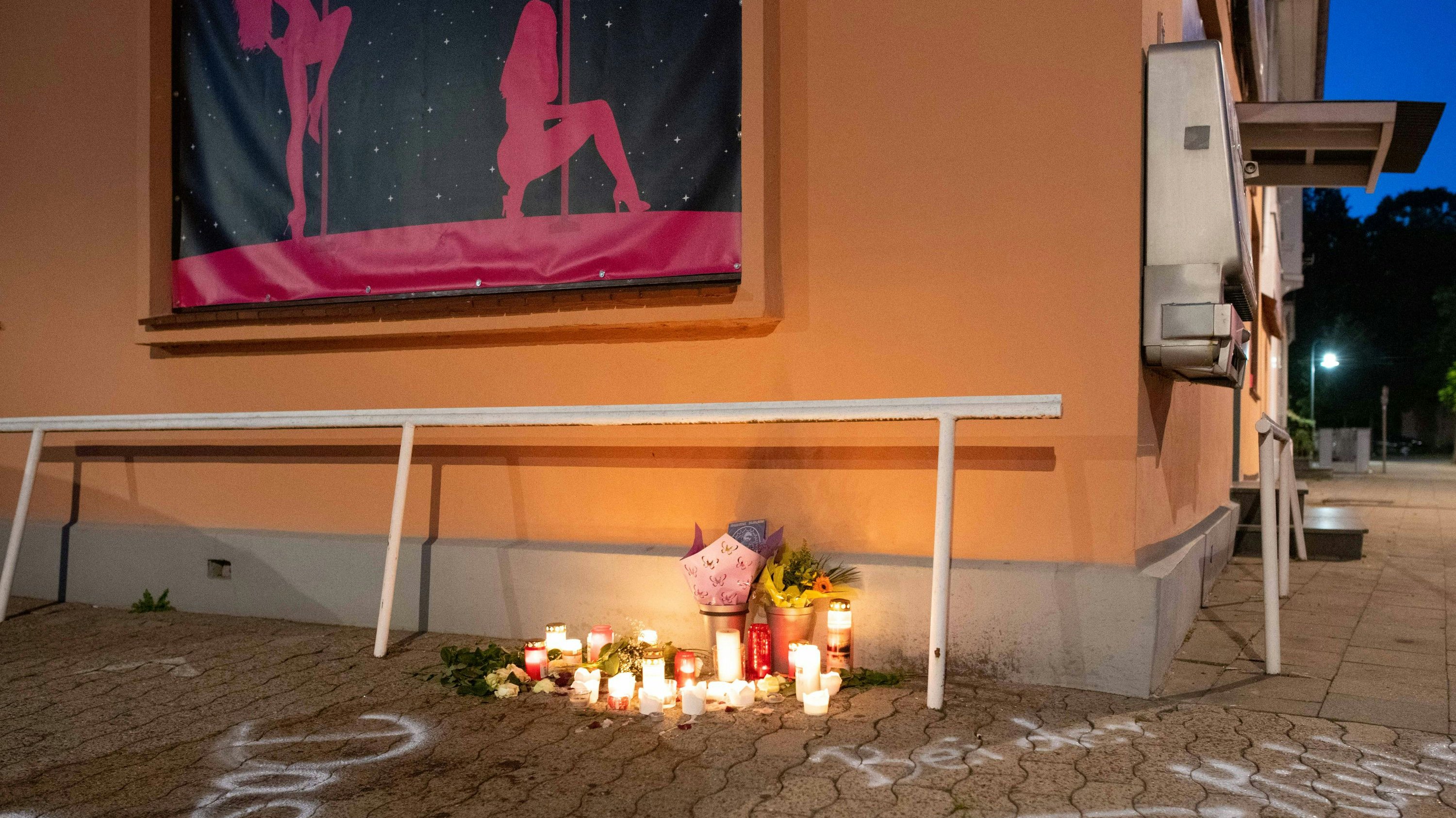 Kerzen und Blumen für den getöteten Rocker vor dem Crazy Chicken: Weniger Meter weiter fielen auf einem Parkplatz die Schüsse.&nbsp; &nbsp;Foto: M. Niehues