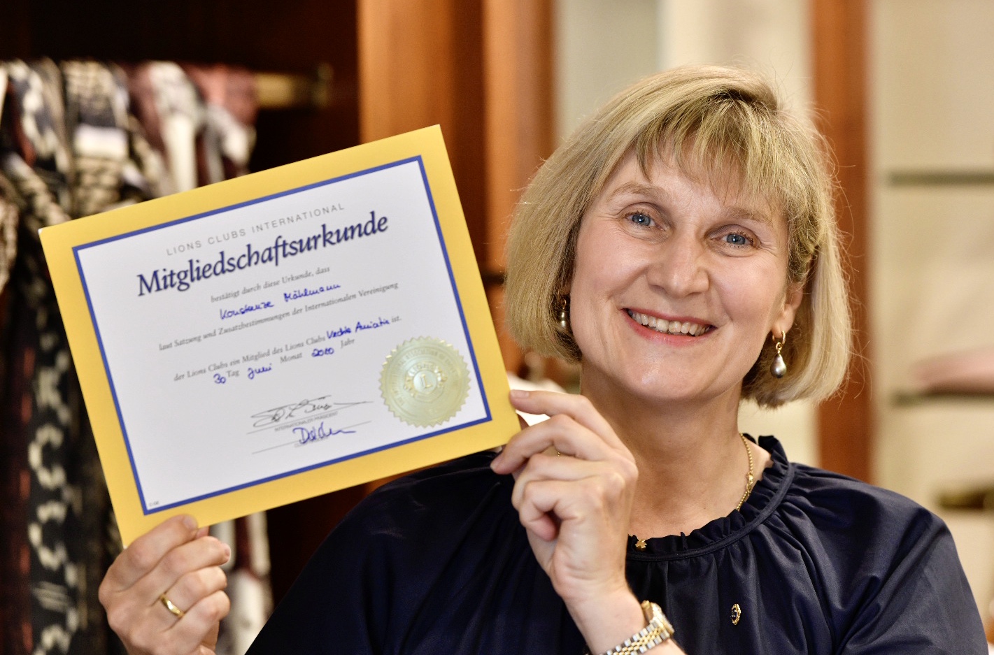 Gründungsmitglied des Lions Club Vechta Amicitia: Konstanze Mählmann mit der Urkunde, die ihren Eintritt am 30. Juni 2010 bestätigt. Foto: M. Niehues