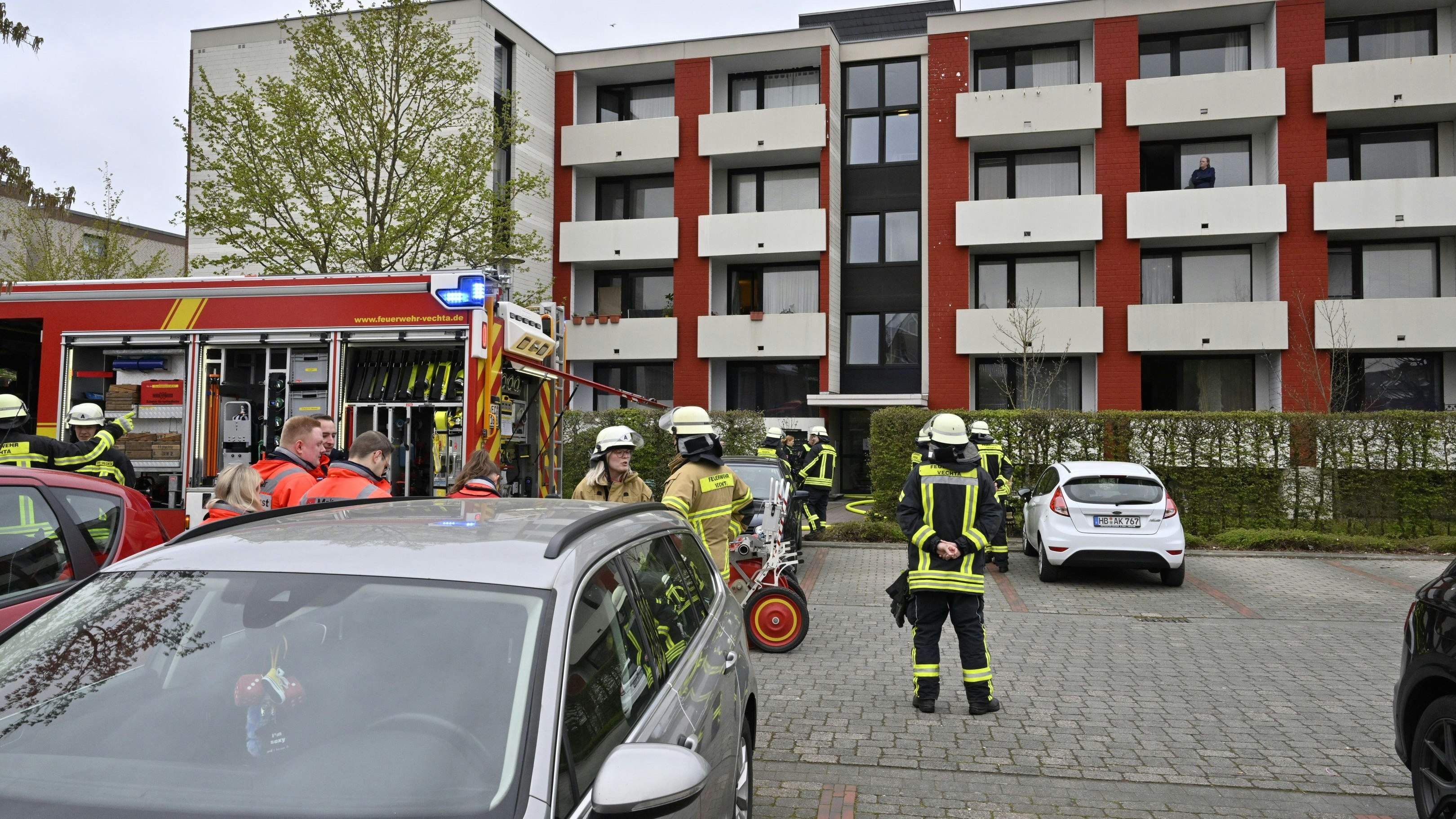 Feuerwehr und Rettungskräfte eilten schnell herbei. Der Mann kam ins Krankenhaus. Die Wohnung war schnell entlüftet. Foto: M. Niehues