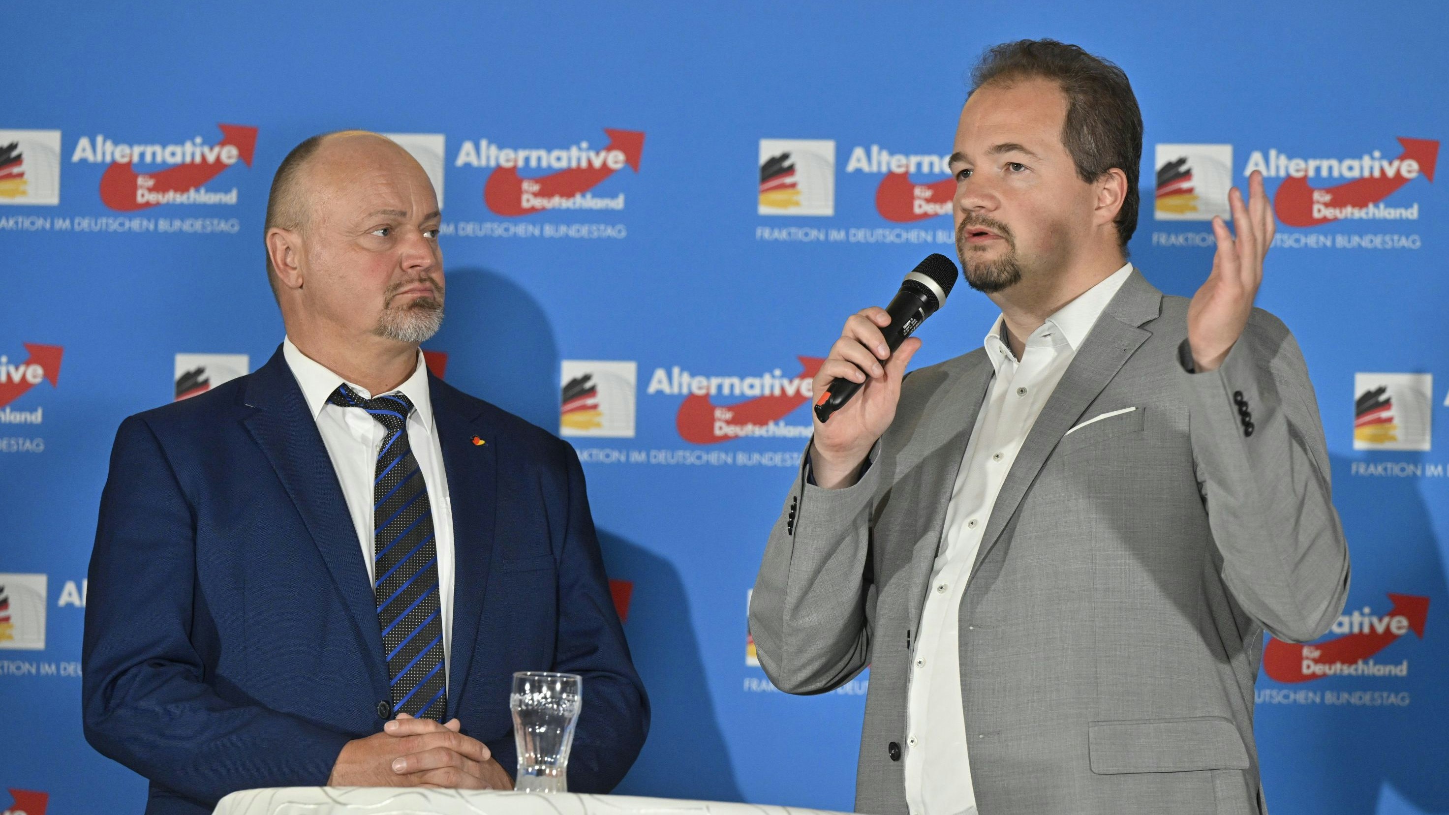 Die AfD-Bundestagsabgeordneten Dietmar Friedhoff (links) und Martin Sichert in Peheim. Foto: M. Niehues
