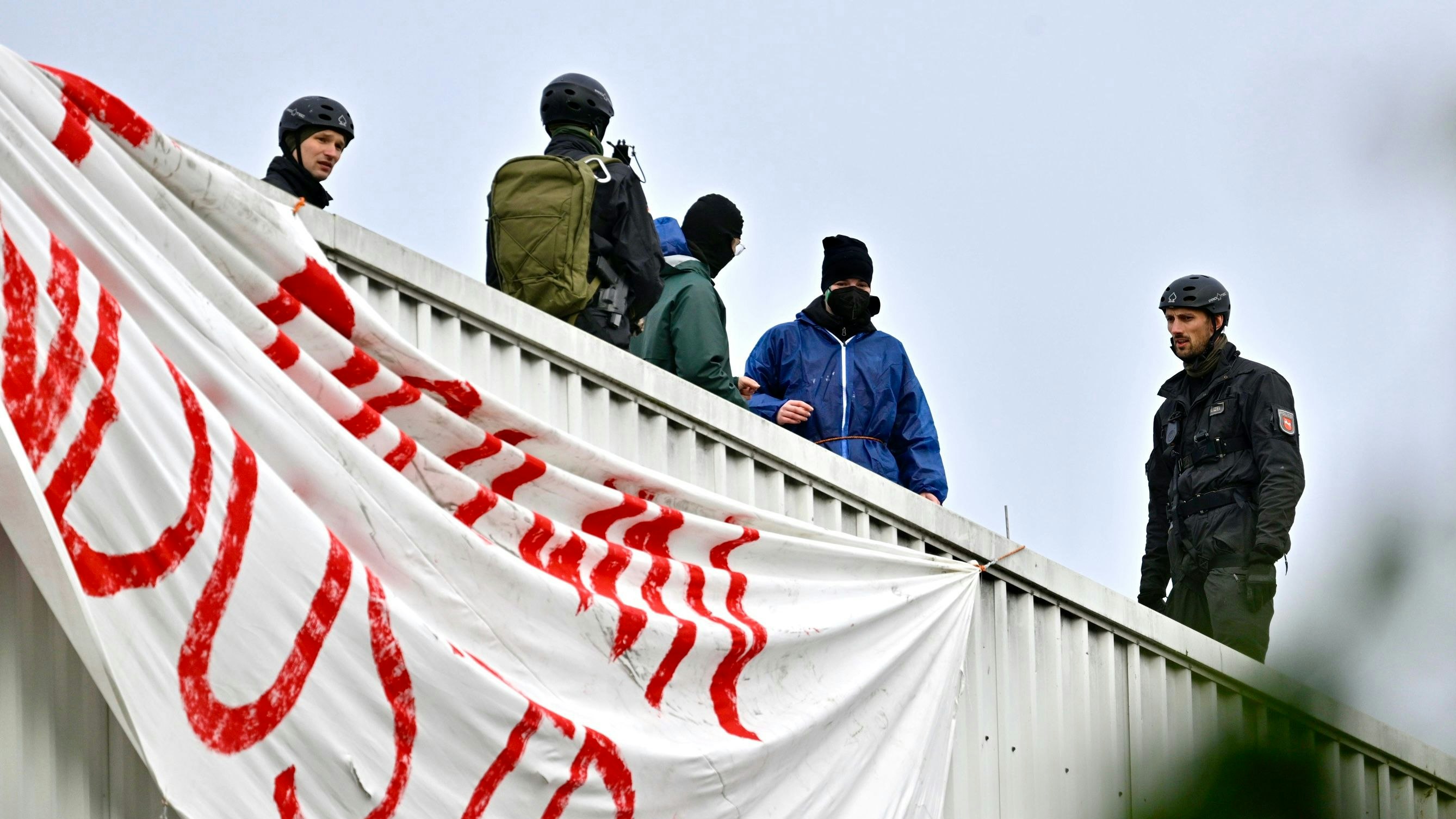 Umzingelt von Spezialkräften der Polizei: Die Aktivisten auf dem Dach der Tönnies-Schlachterei wurden am Montag festgenommen. Foto: M. Niehues
