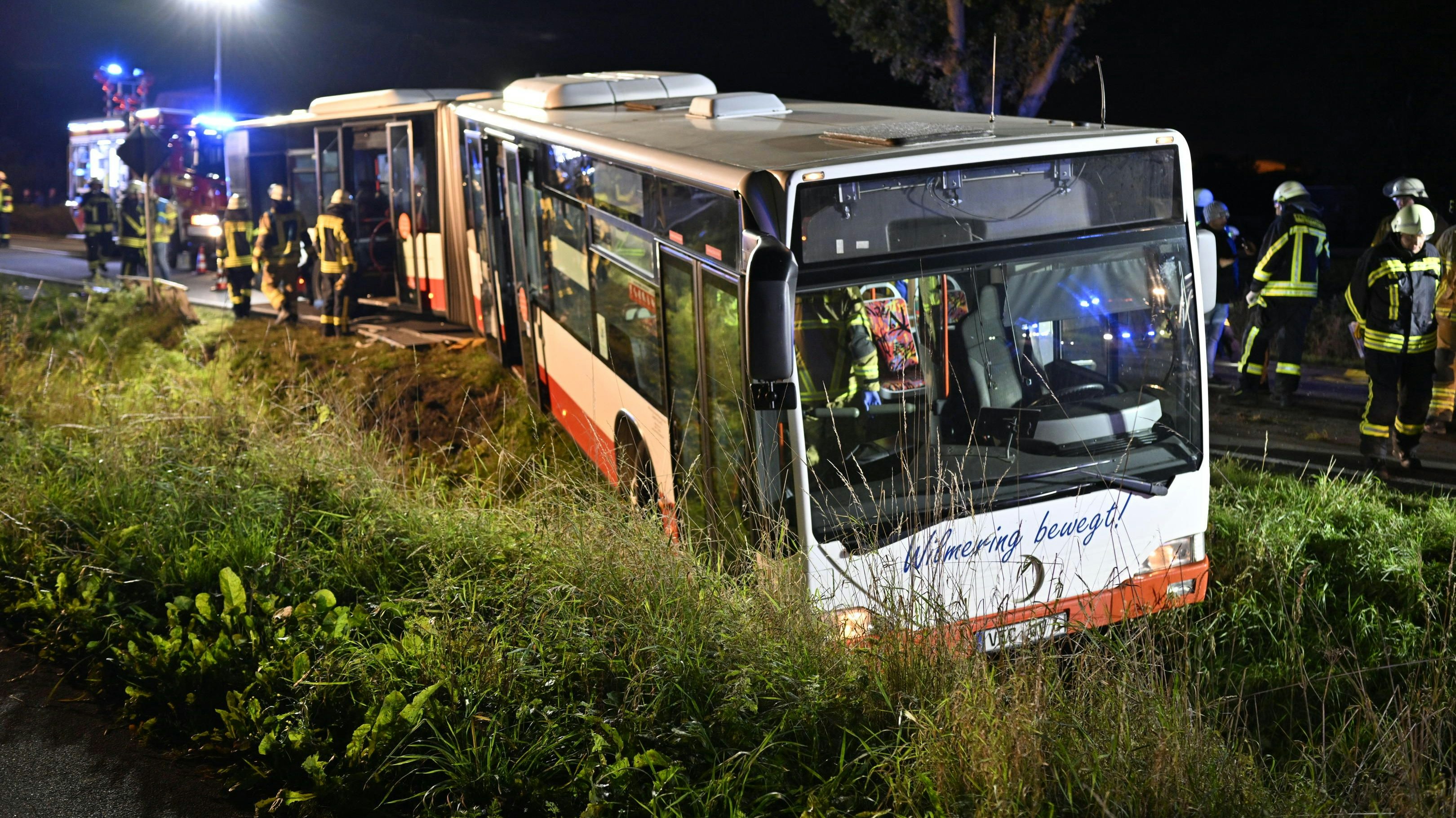 Ein verunglückter Bus mit vielen verletzten Insassen: Die Übung sorgte auch für Adrenalinschub bei den Einsatzkräften. Foto: M. Niehues