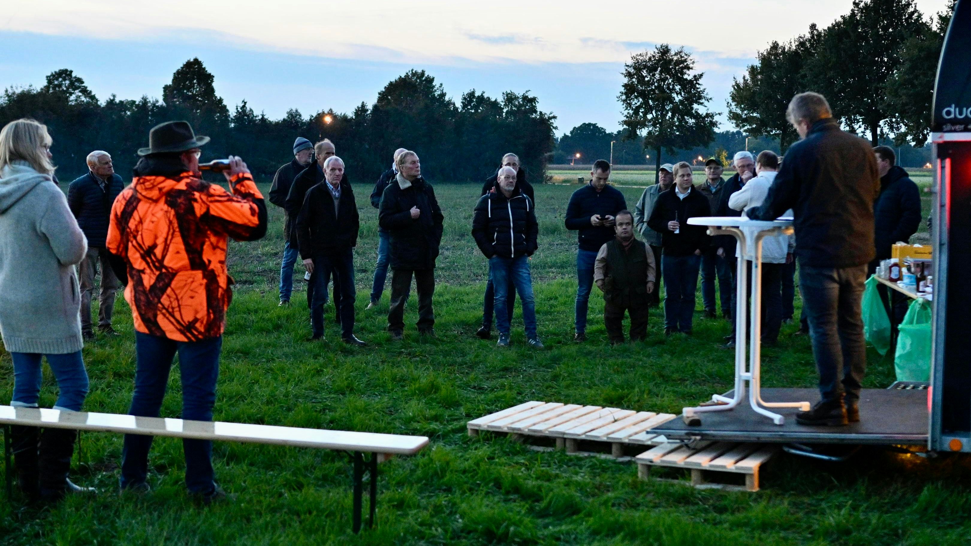Kreislandvolkvorsitzender Dr. Johannes Wilking begrüßt die Besucher des Wolfsmahnfeuers in Oythe. Foto: M. Niehues