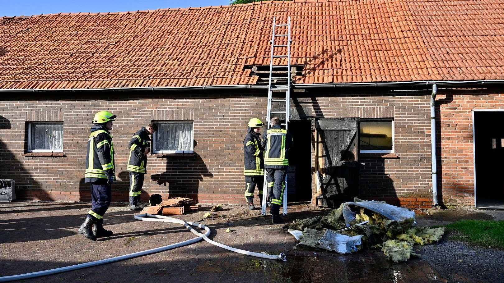 Dank einer aufmerksamen Person musste die Freiwillige Feuerwehr Brockdorf an der Langweger Straße nur noch die Dachziegel entfernen und Glutnester löschen. Foto: M. Niehues