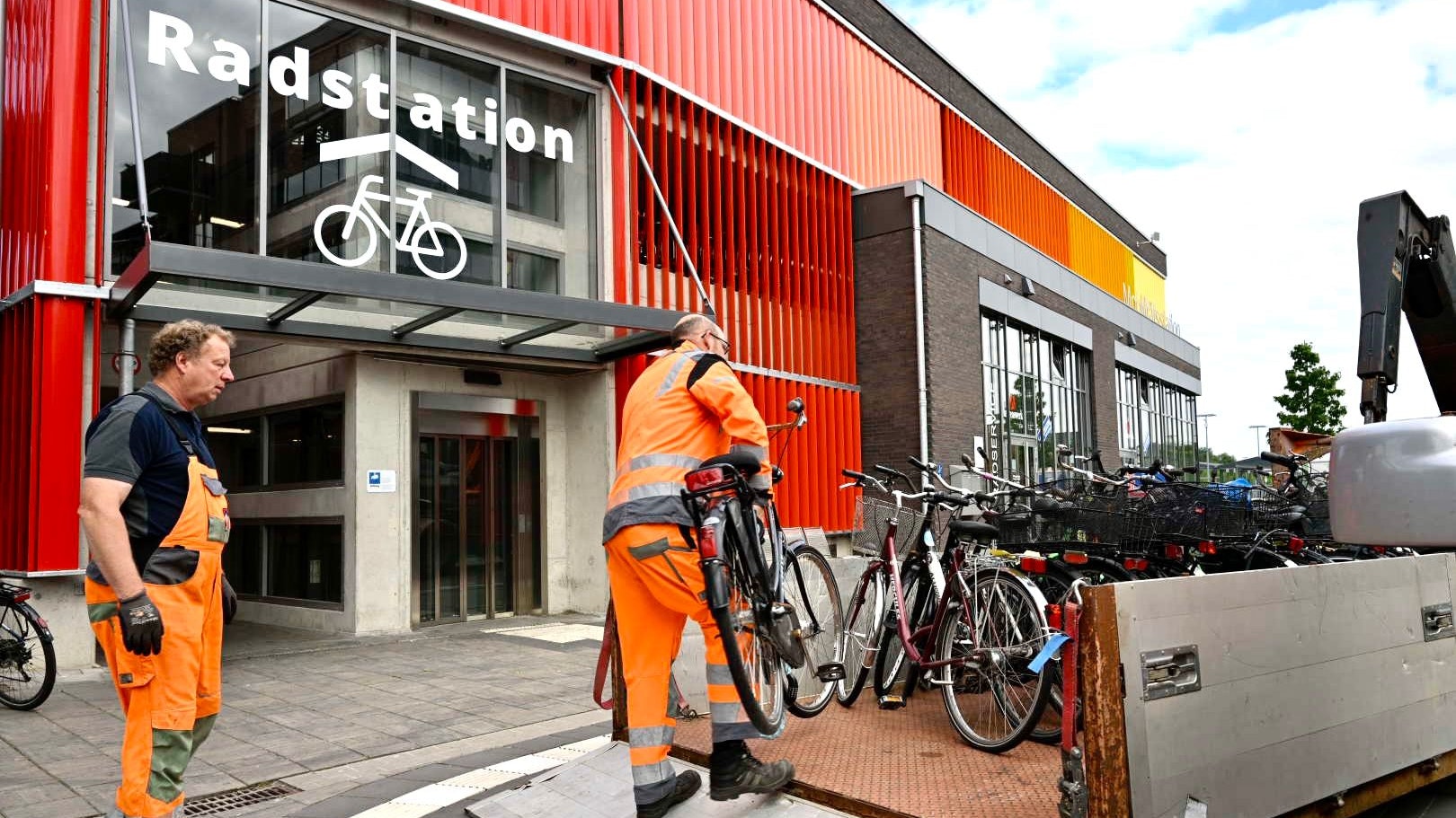 Die Mitarbeiter des Bauhofs haben gut zu tun: Am Mittwoch beseitigten sie über 40 Fahrräder im Umfeld der Mobilitätsstation. Foto: M. Niehues