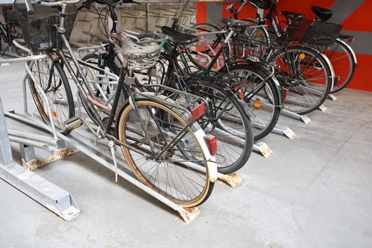 Blick in die Mobilitätsstation. Die Halterungen für Räder rosten nach Einsatz von Streusalz. Wertvolle Räder findet man im Parkhaus nicht. Etliche haben eher Schrottwert. Foto: M. Niehues