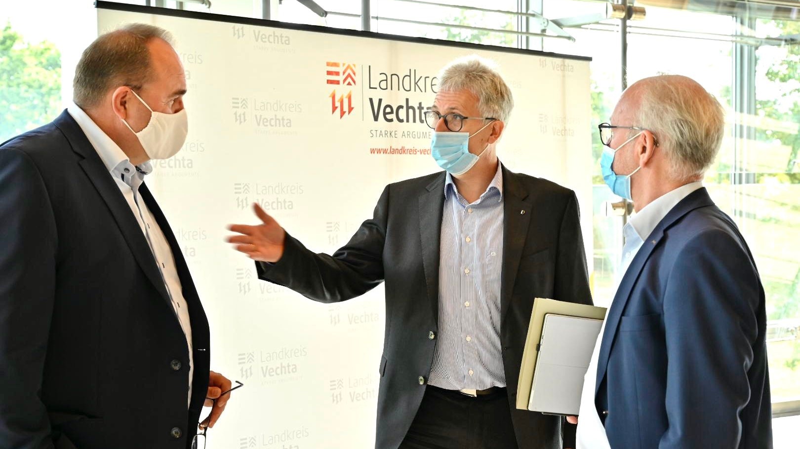 Diskutieren über das Geschehen: Erster Kreisrat Hartmut Heinen (von links), Stiftungsvorstand Peter Schulze und Landrat Herbert Winkel. Foto: M. Niehues