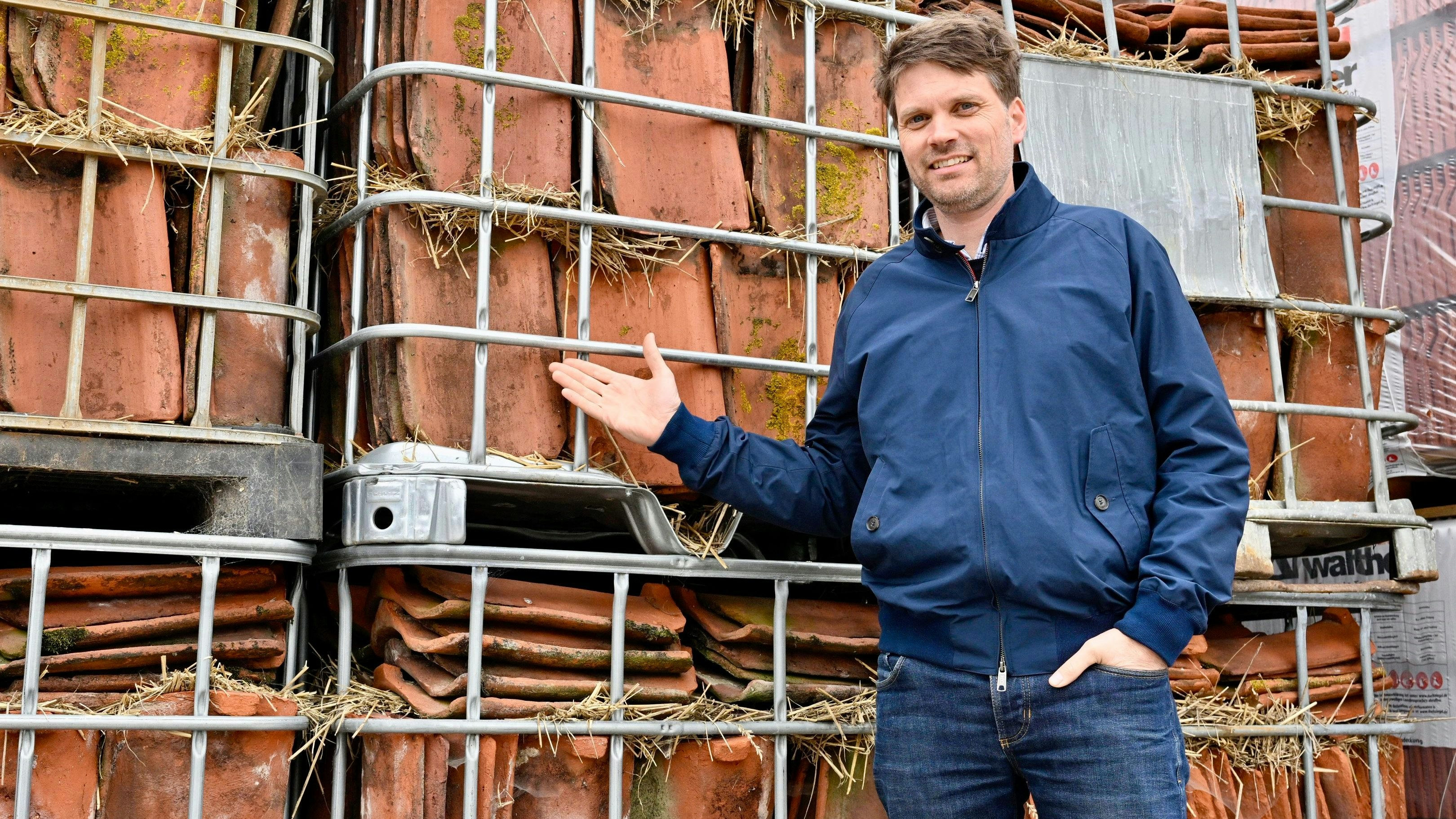 Hält auch in Stroh gelegte alte Dachziegel auf Lager: Geschäftsführer Marc Rießelmann in Dinklage. Foto: M. Niehues