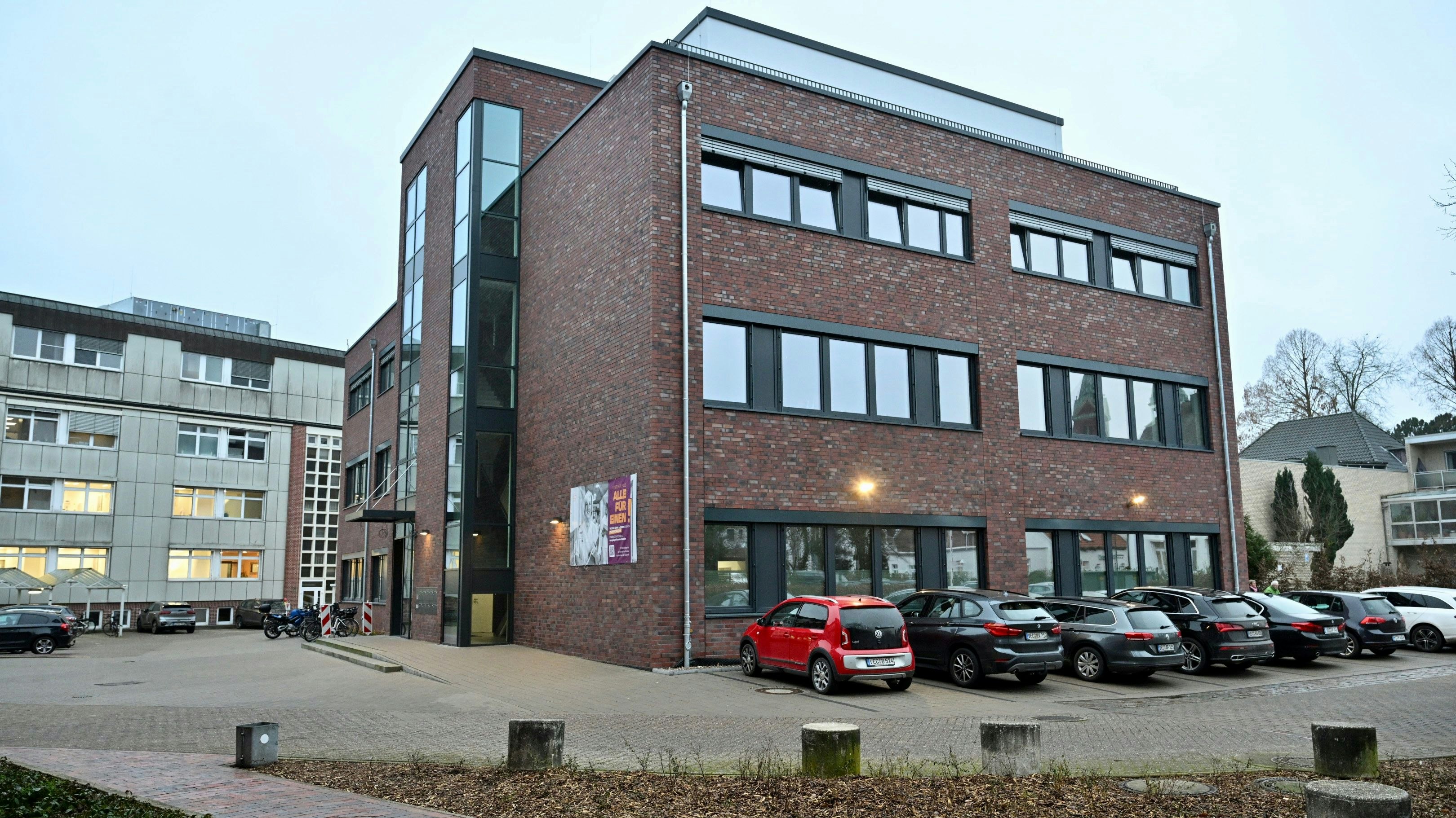 Das neue Bildungszentrum von außen, dahinter das Franziskus-Hospital in Lohne. Foto: M. Niehues