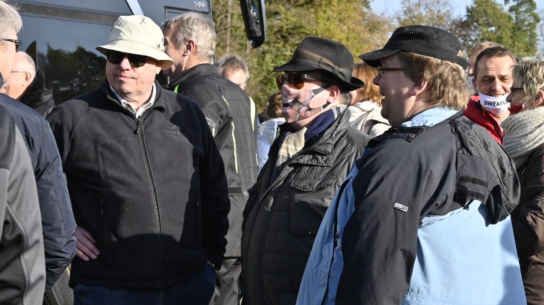 AfD-Lokalpolitiker bei der Demo von Corona-Skeptikern im Herbst auf dem Vechtaer Stoppelmarkt (von links): Matthias Elberfeld, Rüdiger Lessel und Ralf Fennig. Foto: M. Niehues