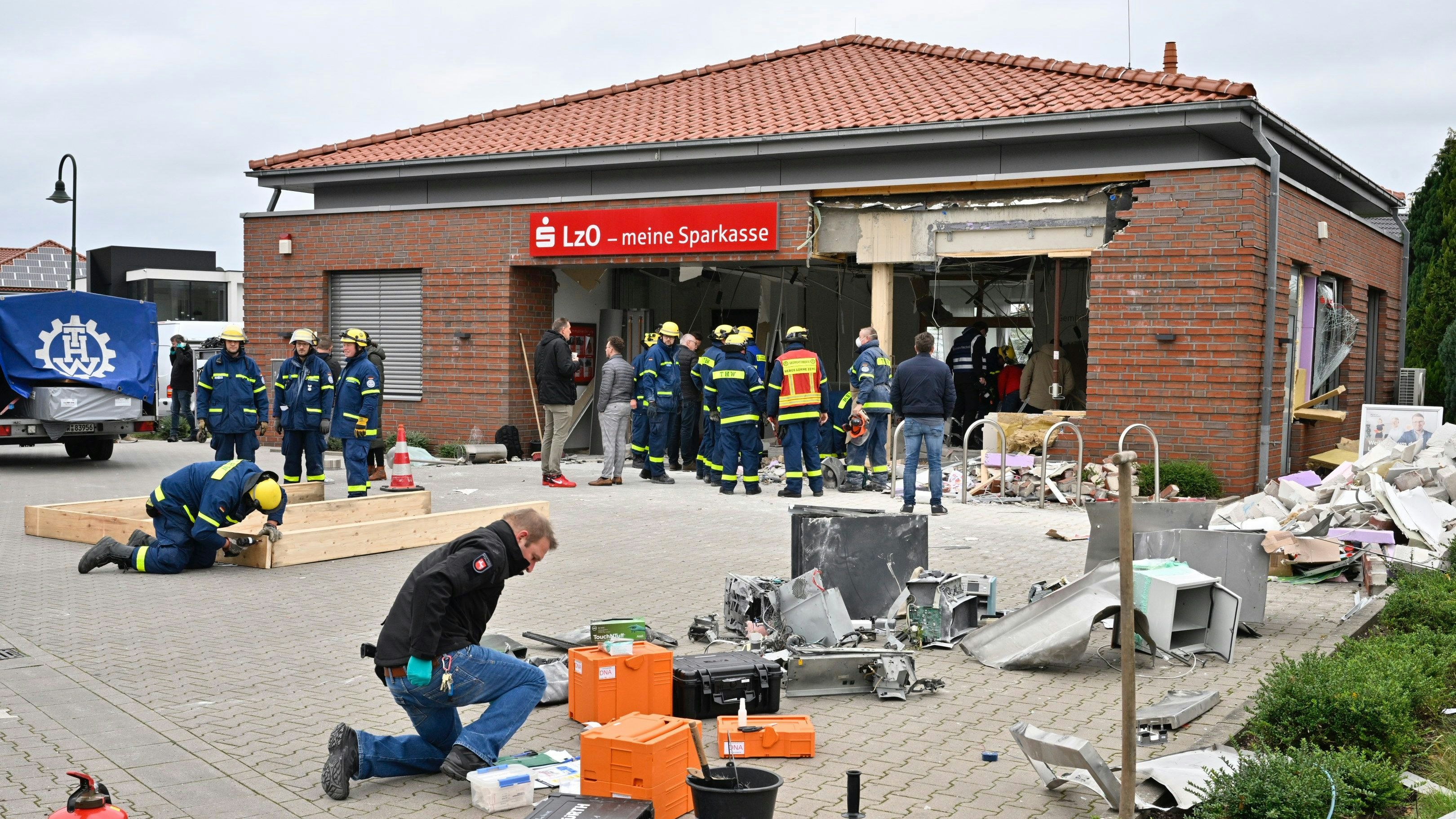 THW und Polizei bei der Arbeit: Vorne sichert ein Kripo-Beamter Spuren, dahinter bewahren die Rettungskräfte das Gebäude vor dem Einsturz. Foto: M. Niehues