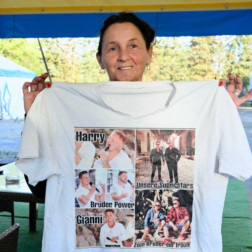 Mutter Kathrin Laffontien hat T-Shirts fertigen lassen, mit denen die Familie ihre Söhne im Finale anfeuern will. Foto: M. Niehues