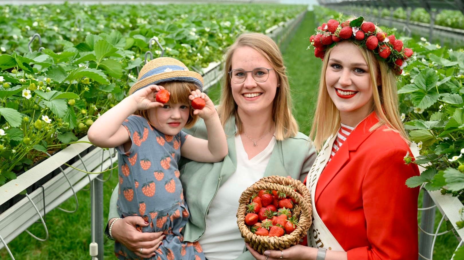 Trifft sich mit einer ihrer Vorgängerinnen: Erdbeerkönigin Pauline Averbeck (rechts) mit Marita Möhlmann und ihre Tochter Greta. Foto: M. Niehues