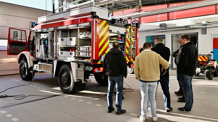 Die Vechtaer Feuerwehrleute machten sich am Mittwochabend mit der Ausstattung des Testfahrzeugs vertraut. Foto: M. Niehues