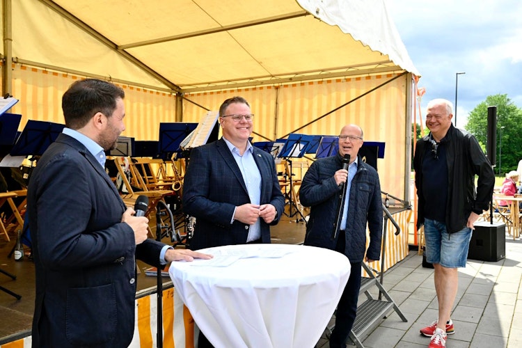 Diskutieren übers Radeln im Landkreis: Jochen Steinkamp (von links), Tobias Gerdesmeyer, Gerd Kühling und Ansgar Brockmann. Foto: M. Niehues