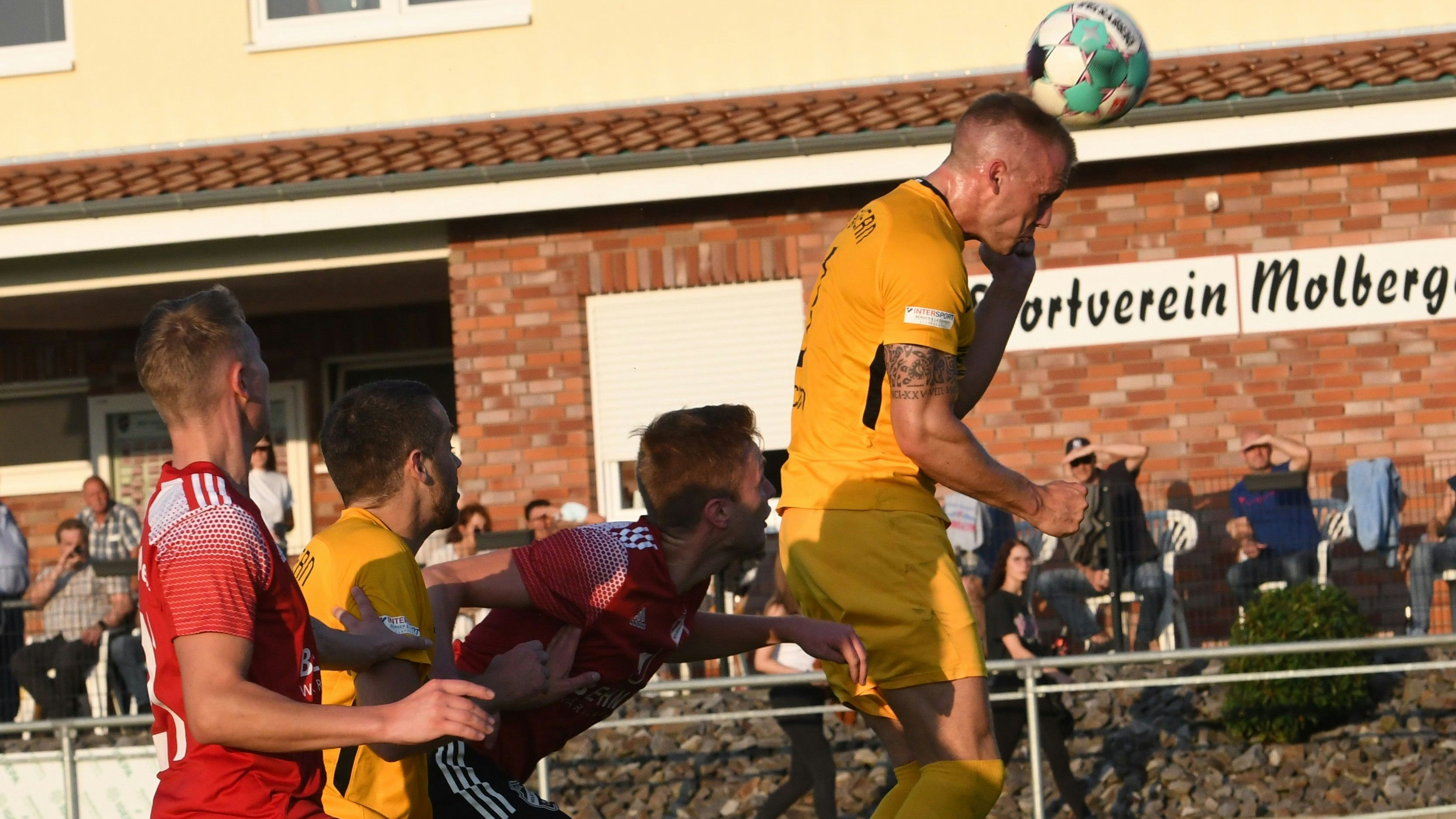 Hoch, höher, Wichmann: Beverns Fußballer (gelbe Trikots) kamen beim SV Molbergen zu einem 3:0-Erfolg. Foto: Wulfers