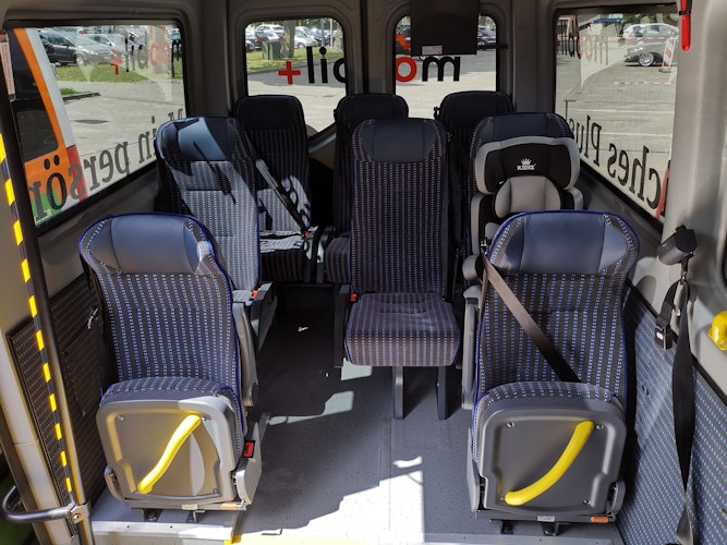 Der Innenraum: Die Busse haben acht Sitzplätze, WLan und sind klimatisiert. Foto: LandkreisRühl