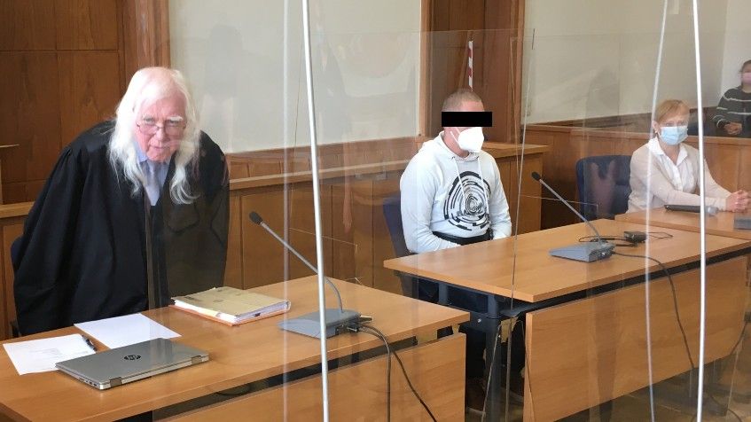 Prozessauftakt in Oldenburg: (von links) Verteidiger Reinhard Nollmann, der Beschuldigte und eine Dolmetscherin. Foto: Höffmann
