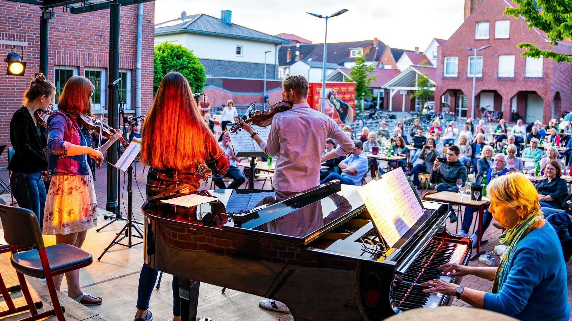 Musik unter freiem Himmel: Das kam 2021 vor der Musikschule Romberg sehr gut an. Foto: Samir