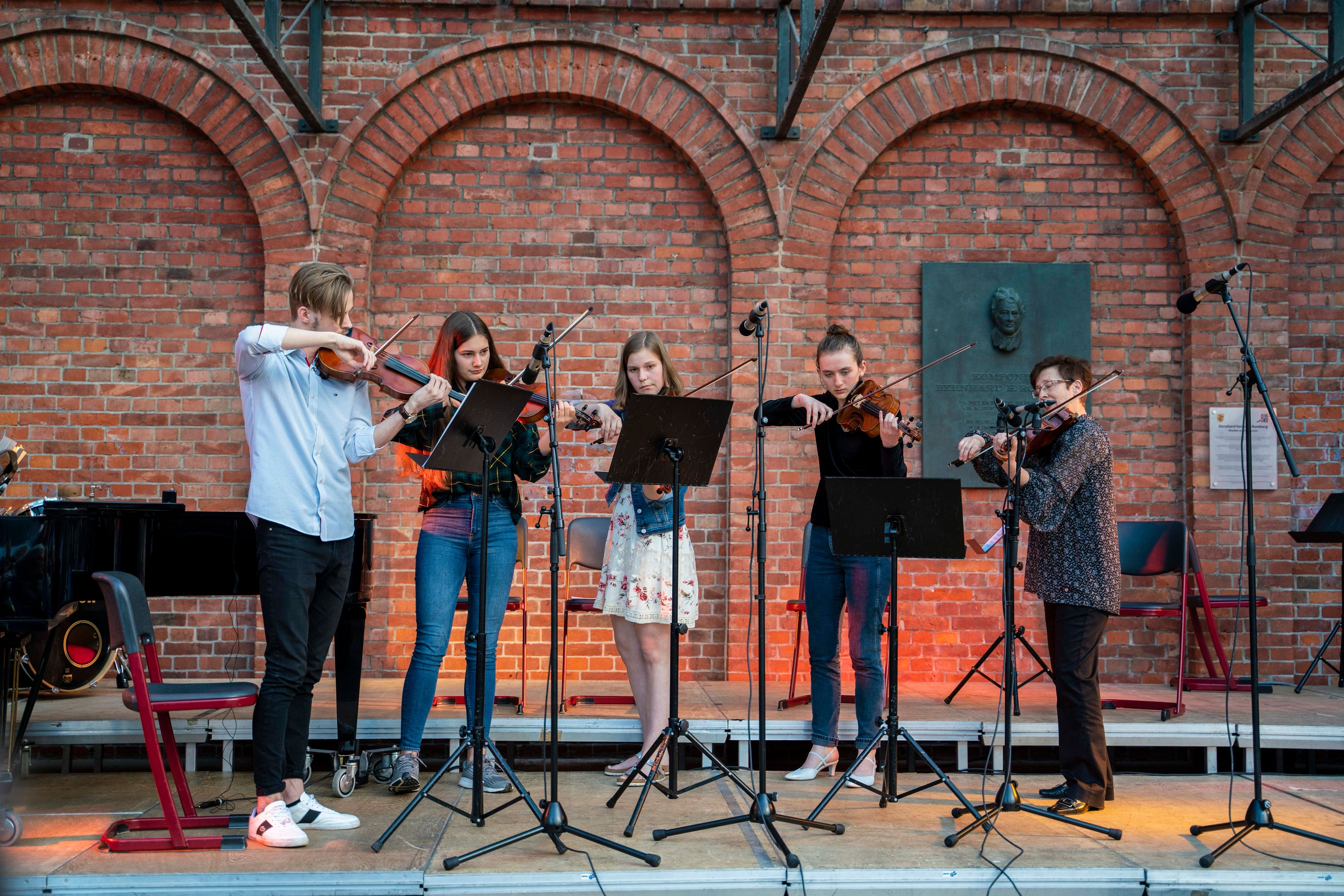 Abwechslung in Zeiten von Corona: Vor der Musikschule fanden im Sommer zwei Open-Air-Konzerte statt - wie das "Baroque et Beaujolais". Foto: Samir