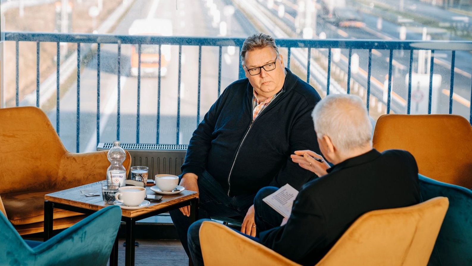 Ein "Unternehmer in eigener Sache": Michael Thürnau im Brückenrestaurant im Gespräch mit Alfons Batke. Foto: Mo Samir