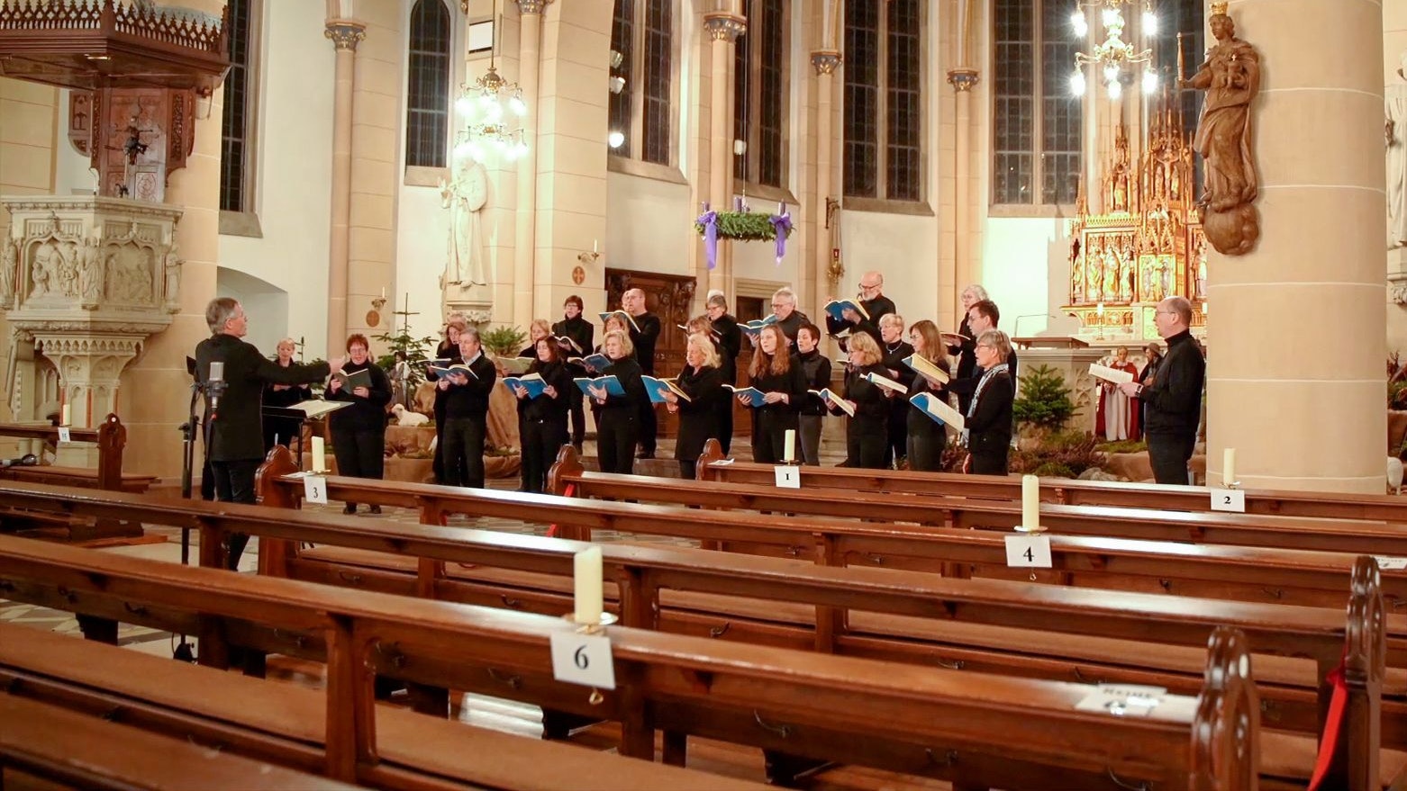 Leere Ränge: Als das Weihnachtsoratorium ausfallen musste, hat der Motettenchor in der St.-Marien-Kirche in kleiner Besetzung ein Video aufgenommen. Foto: Bley