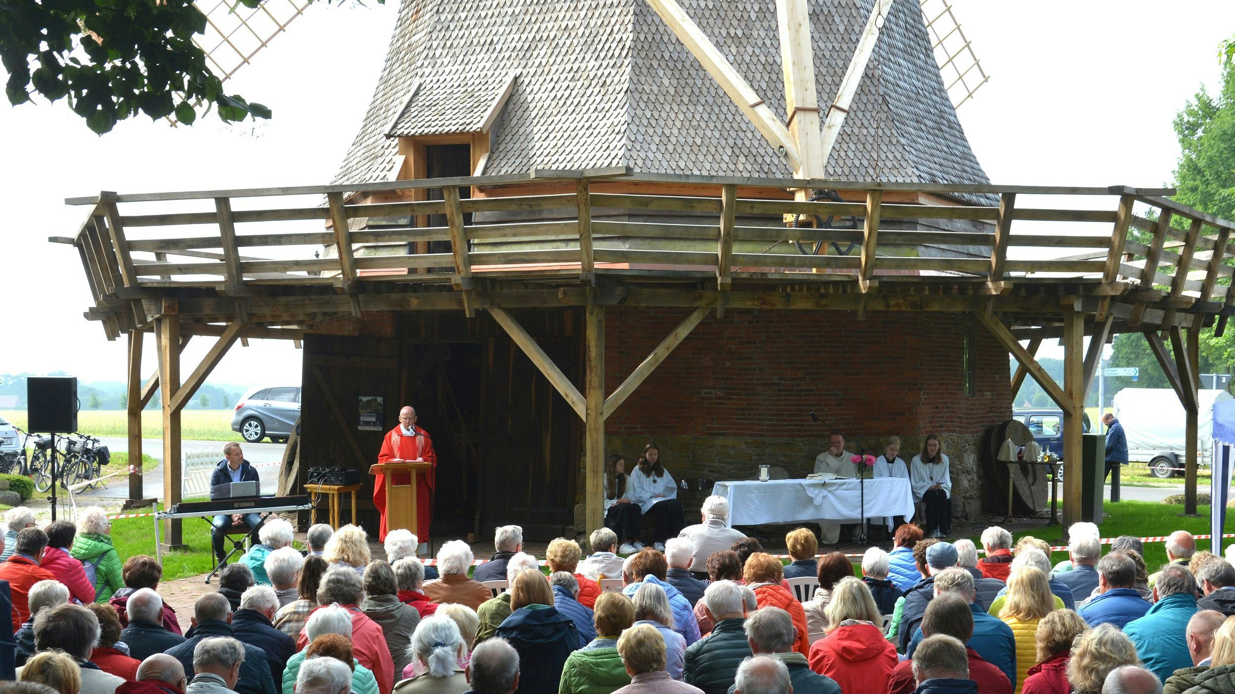 Gut besucht: Mit einem Gottesdienst wurde der Mühlentag in Essen eröffnet. Foto: Sperveslage