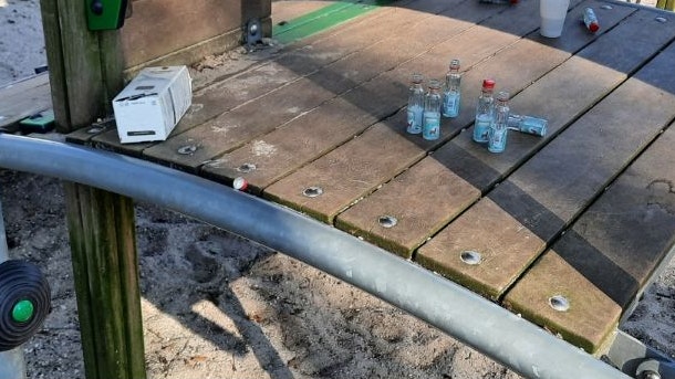 Auf dem Spielplatz im Stadtpark hat der CDU-Ortsverbandsvorsitzende Jann Christian Hegewald am Wochenende Müll und leere Alkoholflaschen vorgefunden. Er fordert mehr Anstrengungen für eine "saubere Stadt". Foto: Hegewald