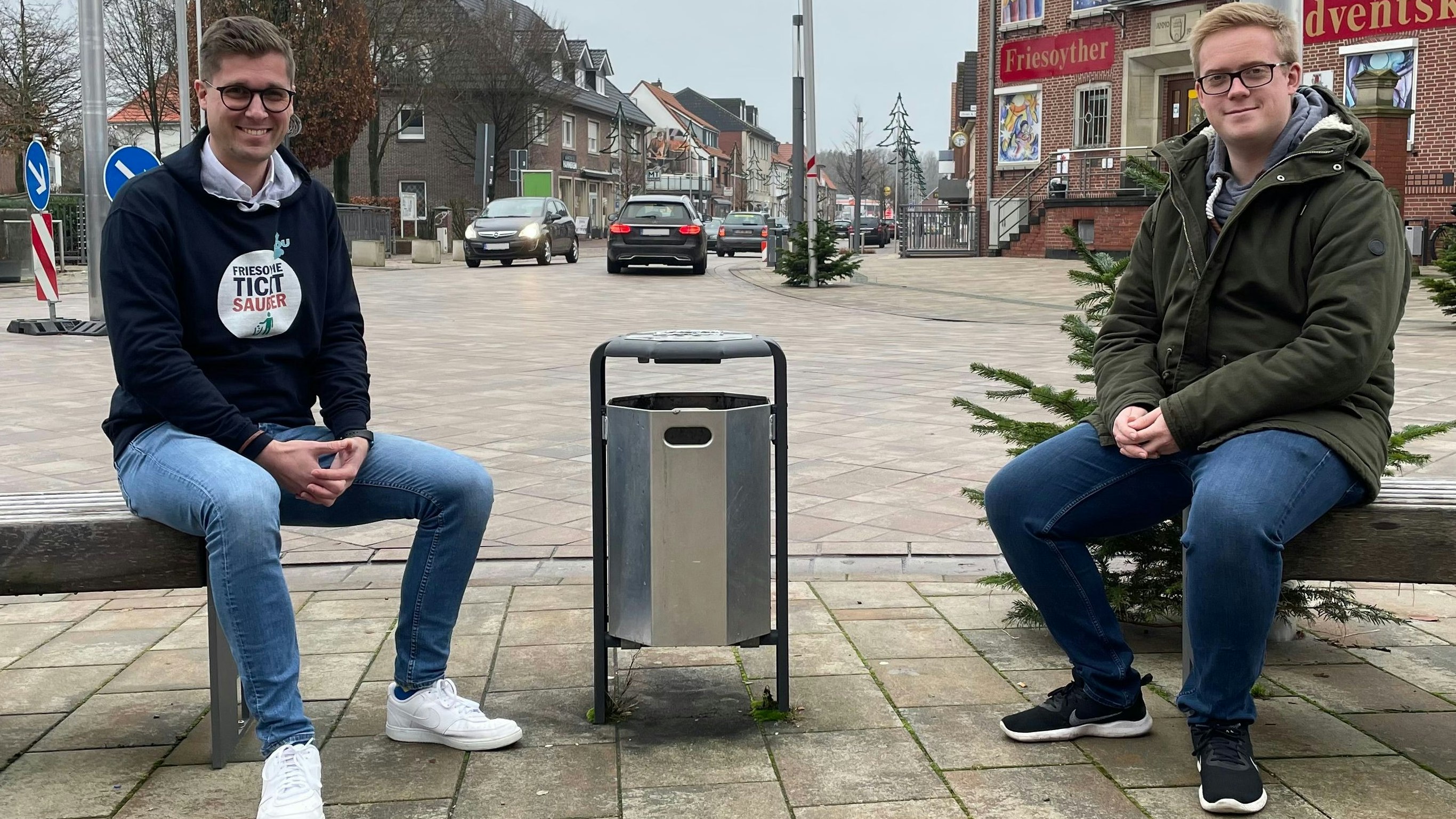 Müllsammler: Jann Christian Hegewald (links) und Lukas Reinken wollen die Friesoyther dazu animieren, weniger Müll achtlos wegzuwerfen. Foto: Stix