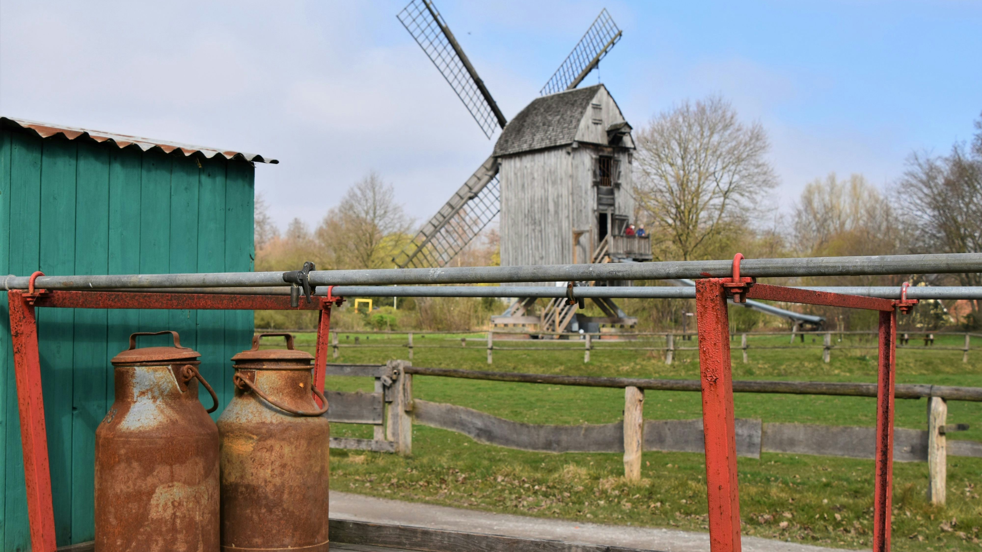 Aussichtspunkt: Die Bockwindmühle bietet nicht nur ein gutes Fotomotiv, sondern auch die Möglichkeit, von oben auf das Museumsdorf schauen zu können. Foto: Hahn