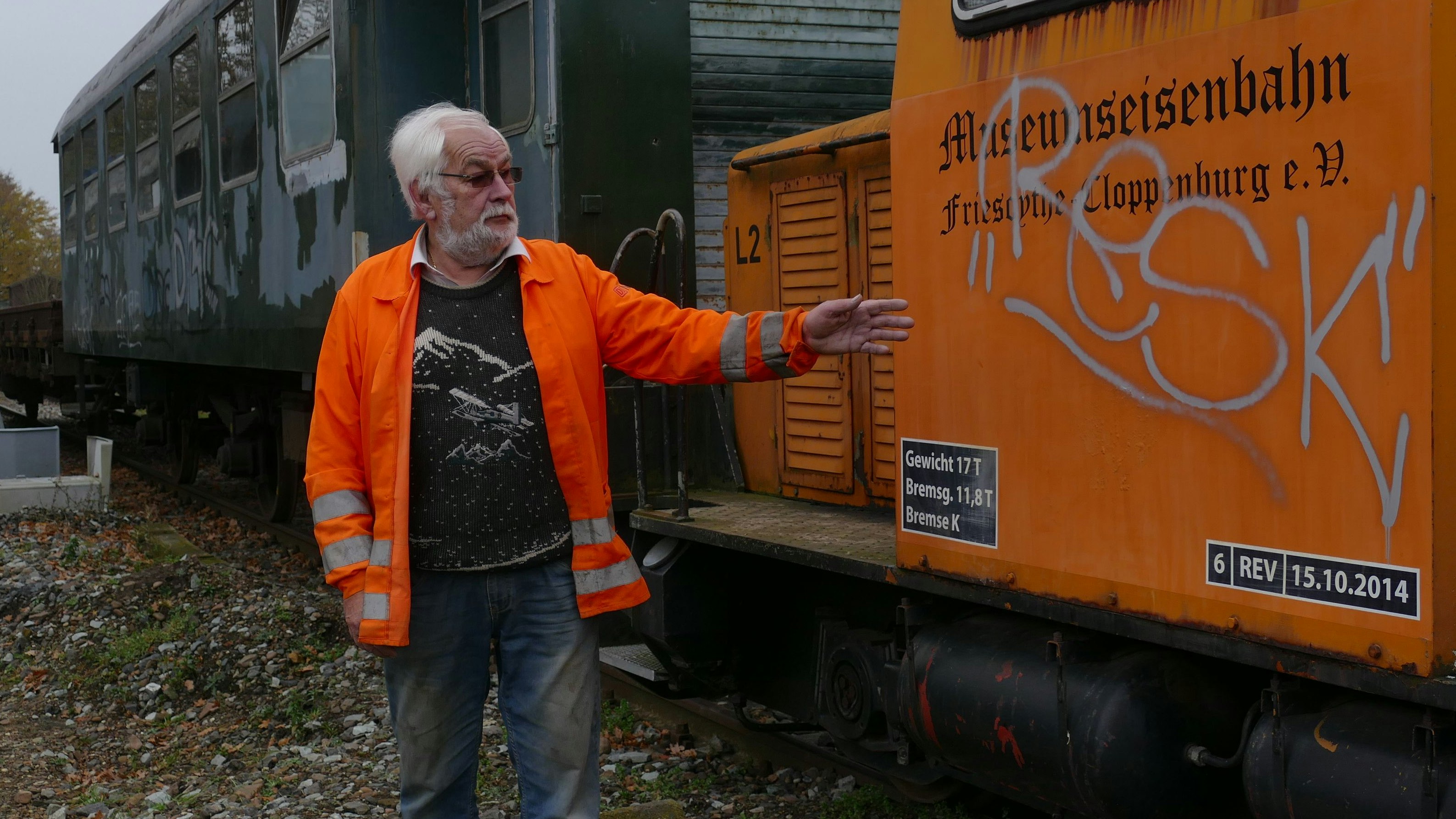 Wofür steht "RESK"?: Karl-Heinz Scholz, der Vorsitzende der Museumseisenbahn Friesoythe-Cloppenburg, zeigt die jüngsten Schmierereien auf Loks und Waggons am Bahnhof Bösel.&nbsp; &nbsp;Foto: Stix
