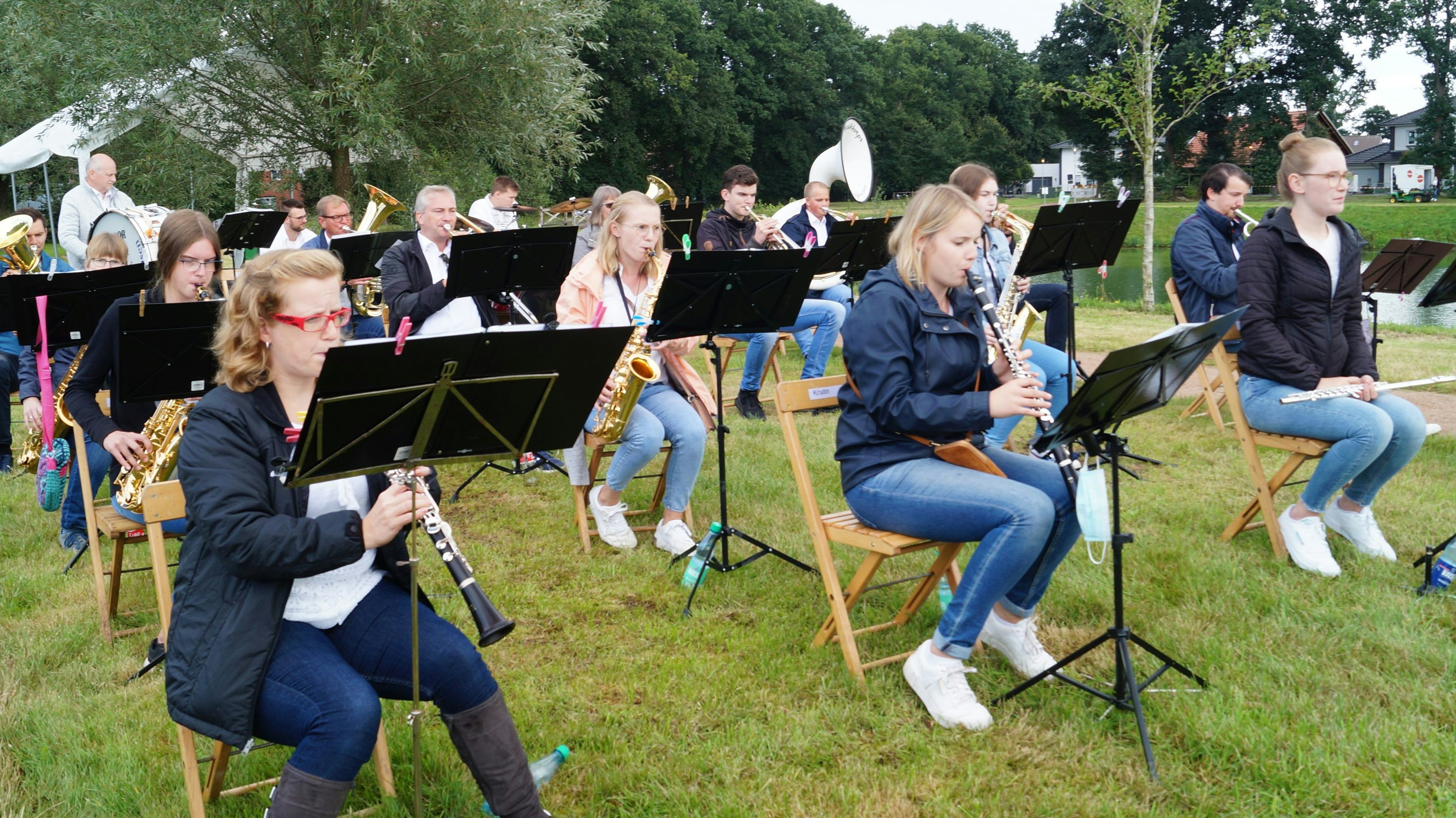 Harmonie trotz Abstand: Das Musikkorps Höltinghausen hatte für sein Konzert am örtlichen Dorfteich ein ausgeklügeltes Hygienekonzept erarbeitet.&nbsp; &nbsp; Foto: Nina Kannwischer